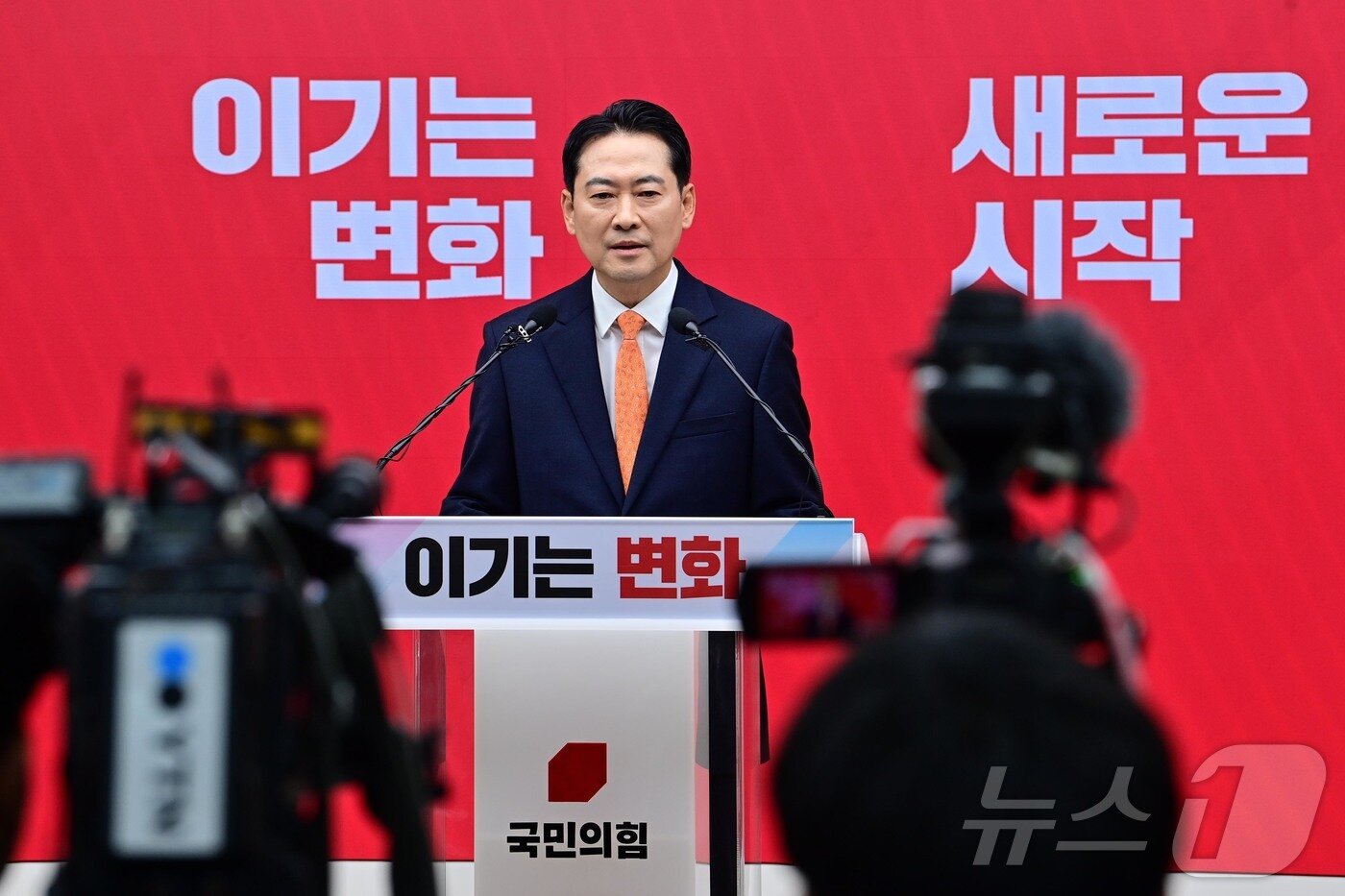 본문 이미지 - 장동혁 국민의힘 대표가 7일 서울 여의도 중앙당사에서 열린 긴급기자회견에서 당 쇄신안 등을 발표하고 있다. (공동취재) 2026.1.7/뉴스1 ⓒ News1 이승배 기자