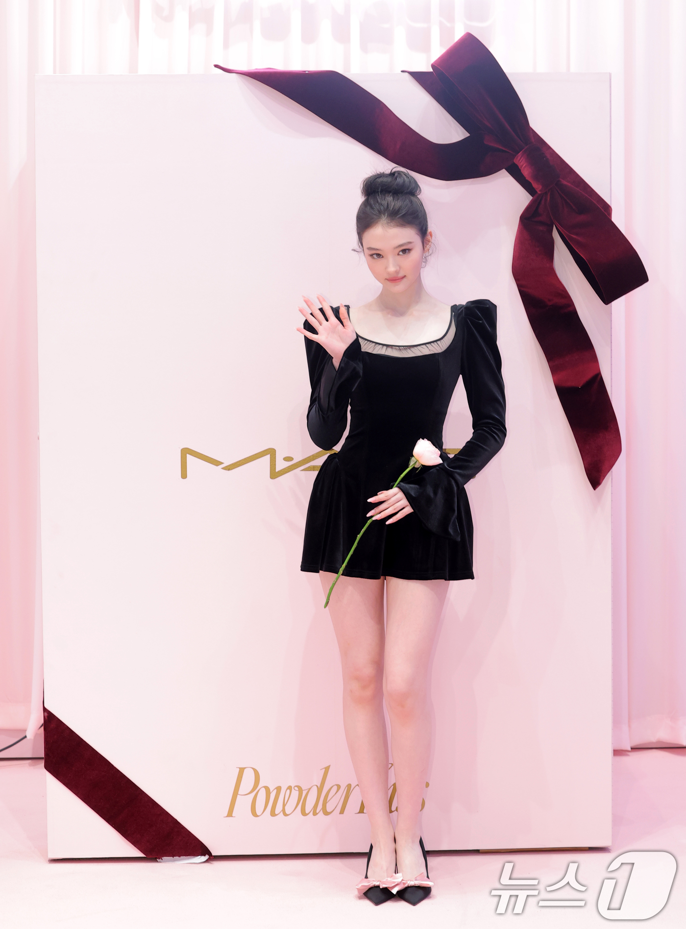 (서울=뉴스1) 권현진 기자 = 미야오 엘라가 7일 서울 성동구 무신사 스토어 성수 대림창고에서 열린 뷰티 브랜드 '맥, NEW 파우더 키스 컬렉션' 팝업 행사에 참석해 포즈를 취 …