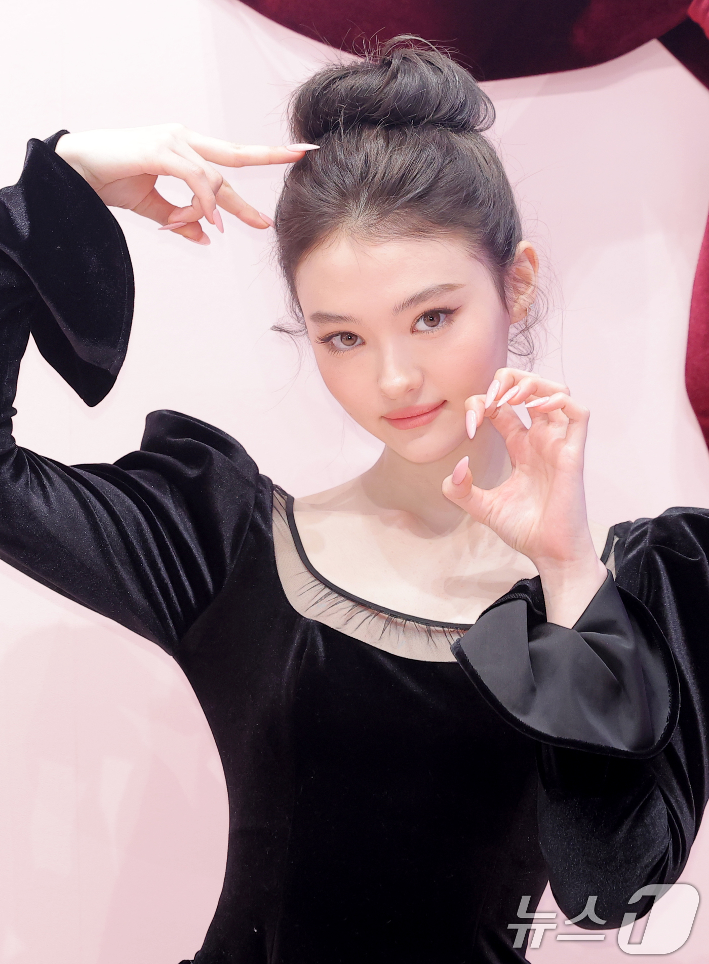 (서울=뉴스1) 권현진 기자 = 미야오 엘라가 7일 서울 성동구 무신사 스토어 성수 대림창고에서 열린 뷰티 브랜드 '맥, NEW 파우더 키스 컬렉션' 팝업 행사에 참석해 포즈를 취 …