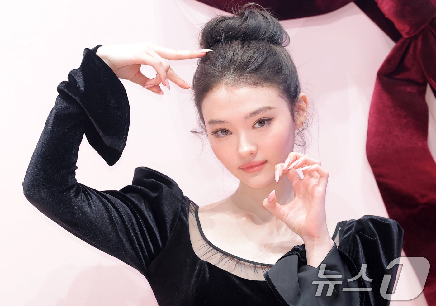 본문 이미지 - 미야오 엘라가 7일 서울 성동구 무신사 스토어 성수 대림창고에서 열린 뷰티 브랜드 '맥, NEW 파우더 키스 컬렉션' 팝업 행사에 참석해 포즈를 취하고 있다. ⓒ News1 권현진 기자