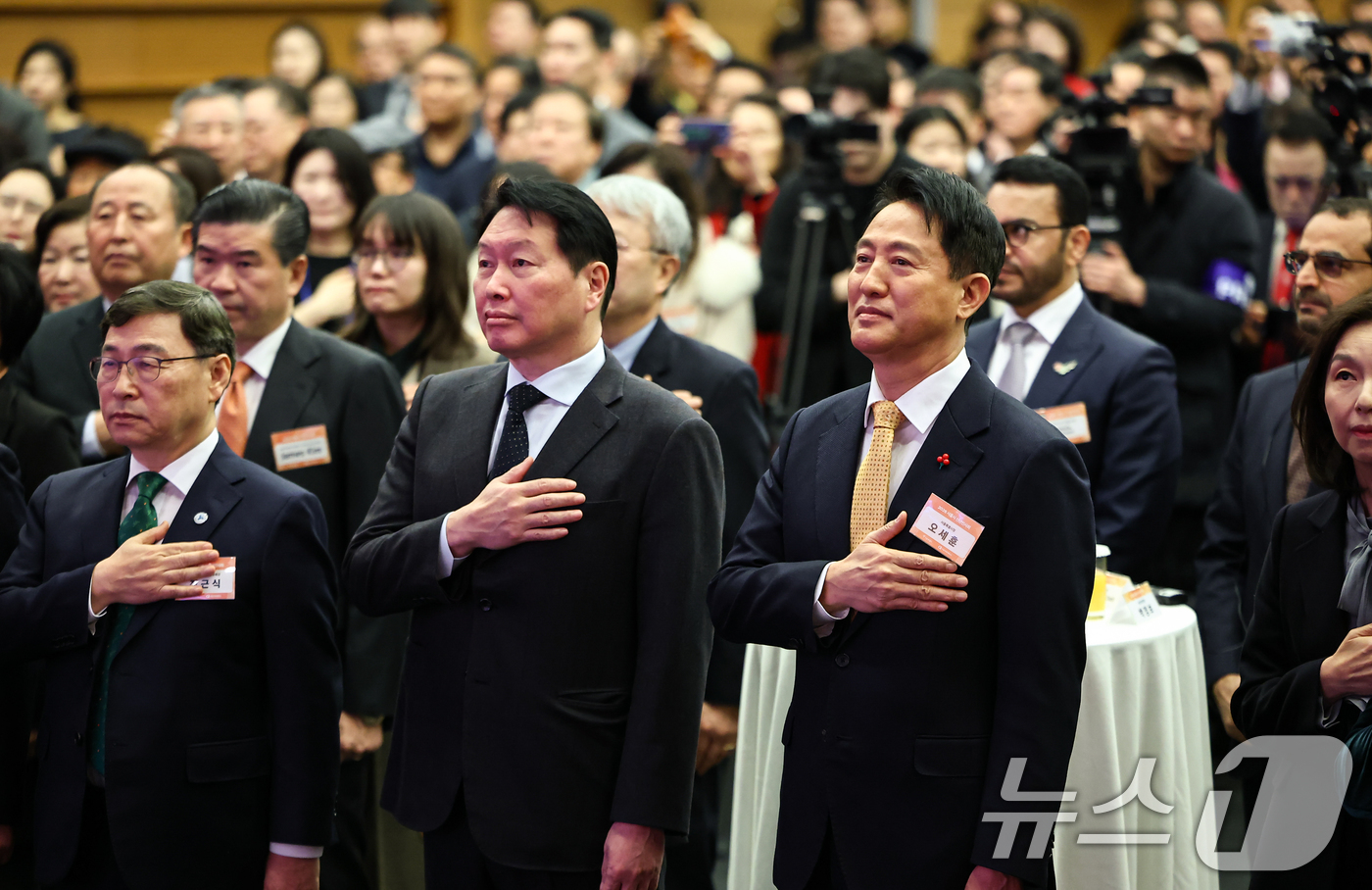 (서울=뉴스1) 김도우 기자 = 오세훈 서울시장과 최태원 대한상공회의소 회장을 비롯한 참석자들이 7일 서울 중구 대한상공회의소에서 열린 2026 서울시 신년인사회에서 국민의례를 하 …