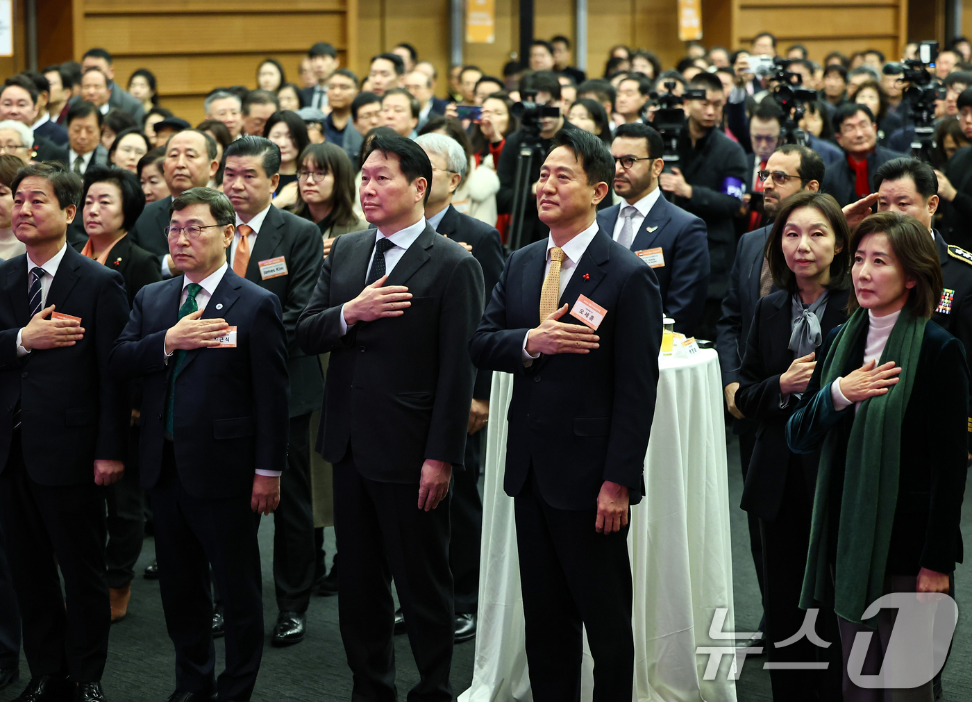 (서울=뉴스1) 김도우 기자 = 오세훈 서울시장과 최태원 대한상공회의소 회장을 비롯한 참석자들이 7일 서울 중구 대한상공회의소에서 열린 2026 서울시 신년인사회에서 국민의례를 하 …