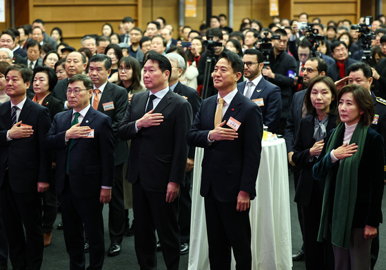 국민의례하는 오세훈 시장과 최태원 회장