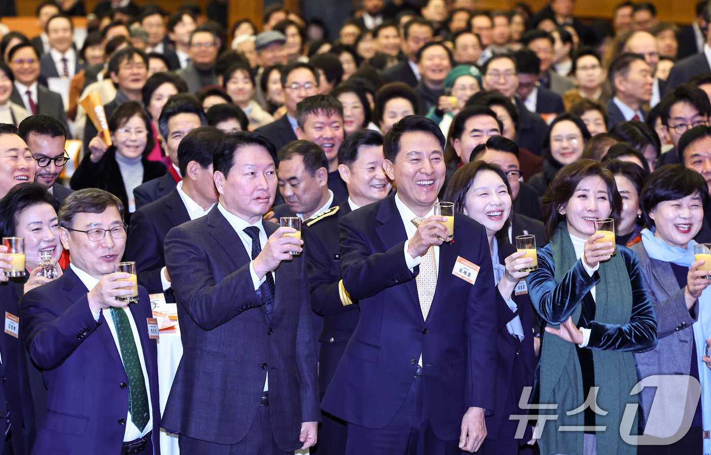 (서울=뉴스1) 김도우 기자 = 오세훈 서울시장과 최태원 대한상공회의소 회장을 비롯한 참석자들이 7일 서울 중구 대한상공회의소에서 열린 2026 서울시 신년인사회에서 건배를 하고 …