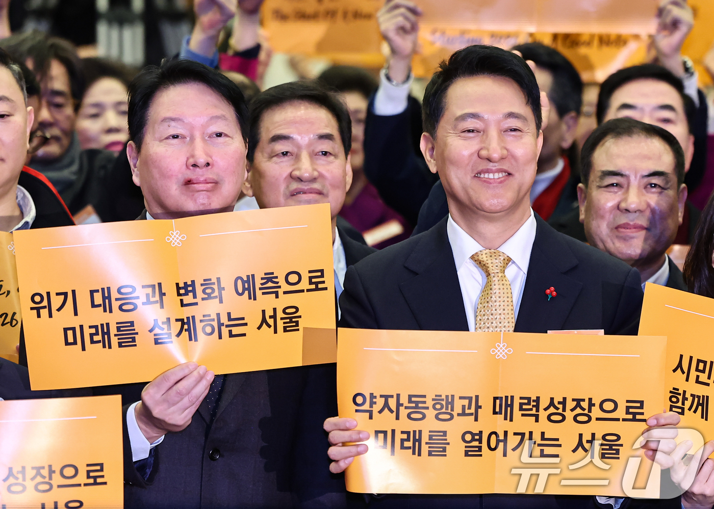 (서울=뉴스1) 김도우 기자 = 오세훈 서울시장과 최태원 대한상공회의소 회장을 비롯한 참석자들이 7일 서울 중구 대한상공회의소에서 열린 2026 서울시 신년인사회에서 기념촬영을 하 …