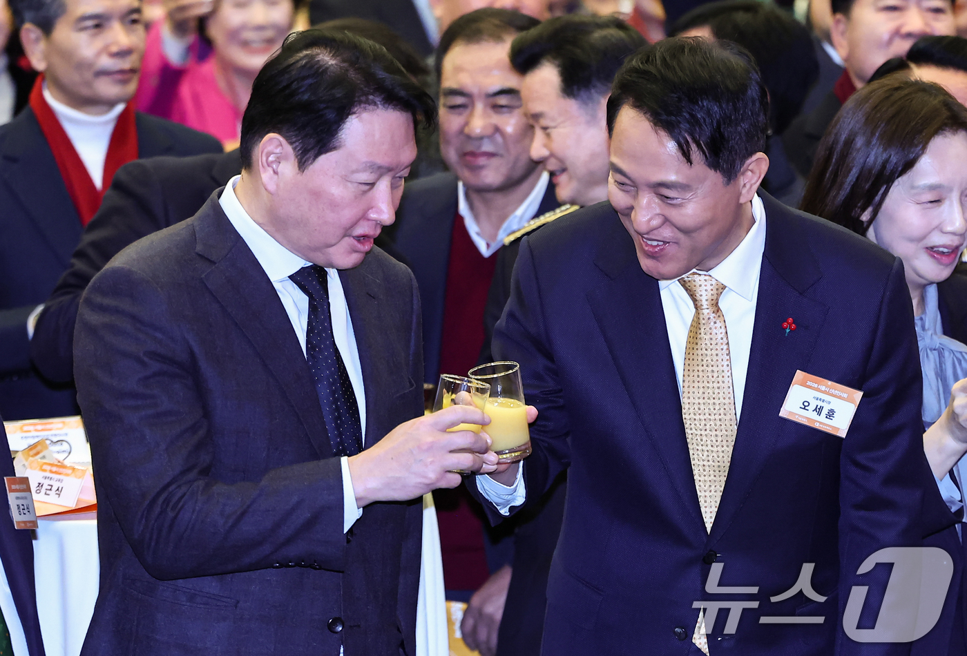 (서울=뉴스1) 김도우 기자 = 오세훈 서울시장과 최태원 대한상공회의소 회장이 7일 서울 중구 대한상공회의소에서 열린 2026 서울시 신년인사회에서 건배를 하고 있다. 2026.1 …
