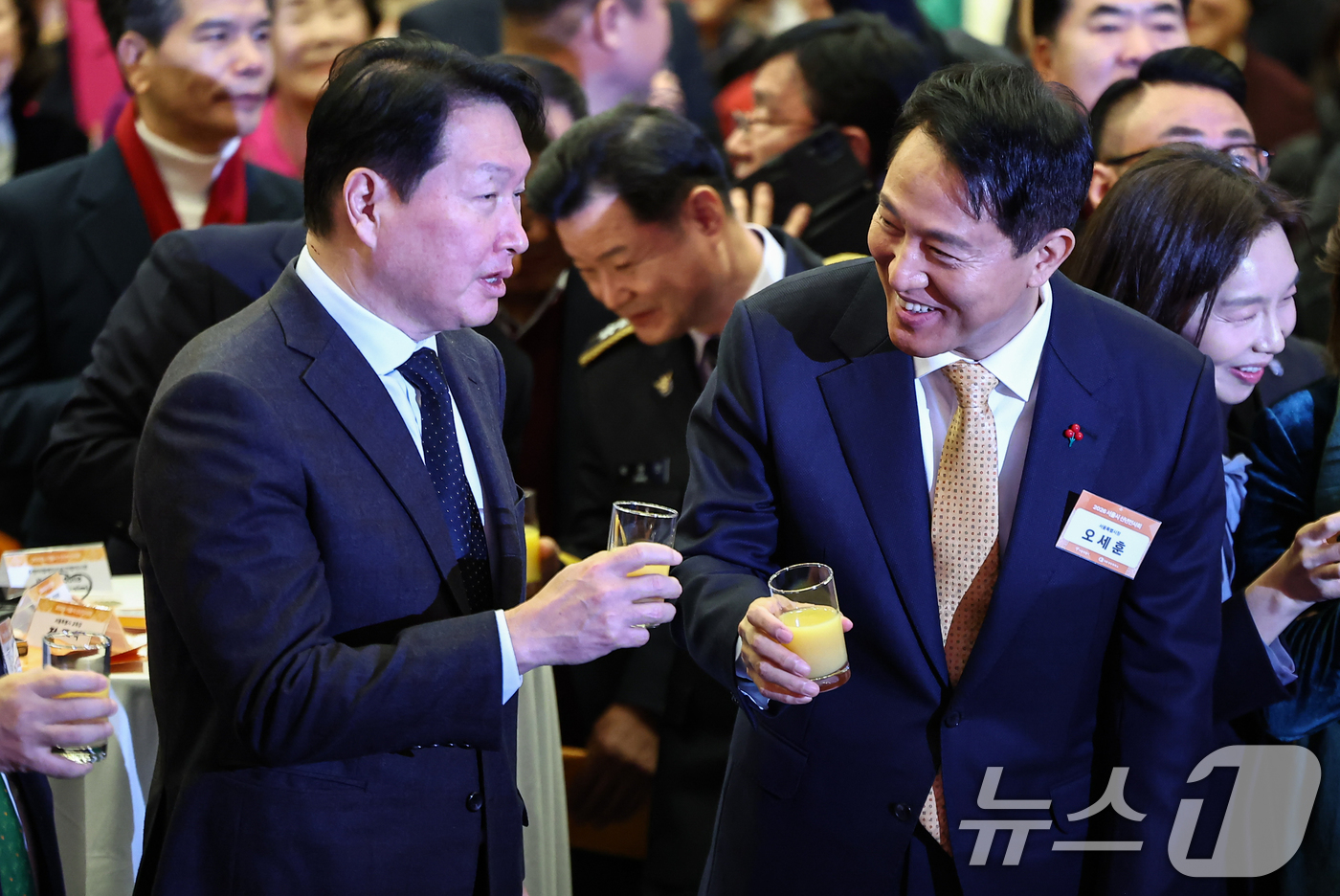 (서울=뉴스1) 김도우 기자 = 오세훈 서울시장과 최태원 대한상공회의소 회장이 7일 서울 중구 대한상공회의소에서 열린 2026 서울시 신년인사회에서 건배를 하고 있다. 2026.1 …