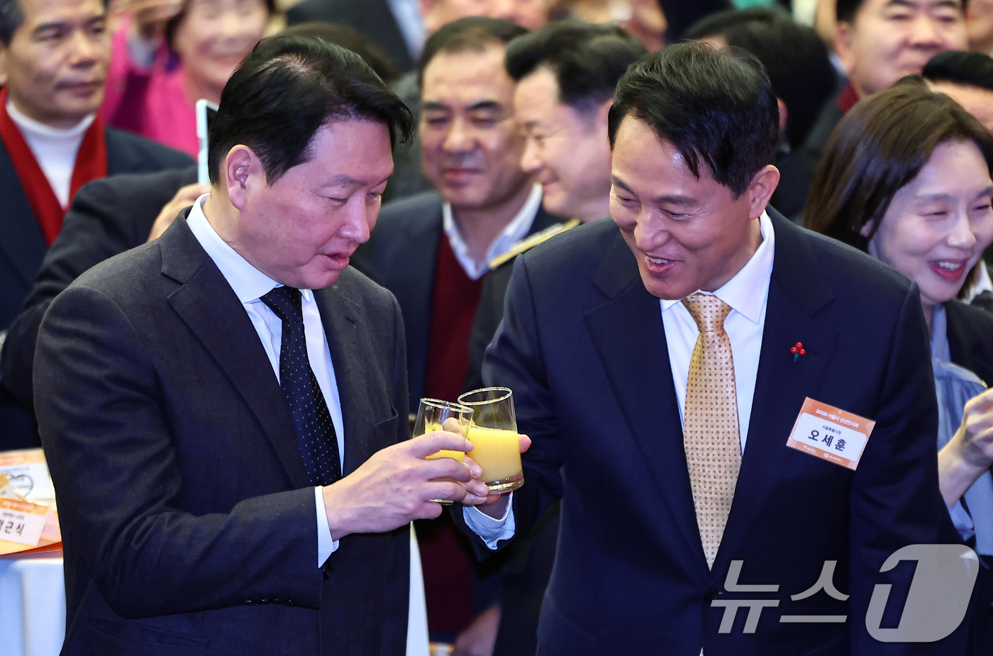 (서울=뉴스1) 김도우 기자 = 오세훈 서울시장과 최태원 대한상공회의소 회장이 7일 서울 중구 대한상공회의소에서 열린 2026 서울시 신년인사회에서 건배를 하고 있다. 2026.1 …