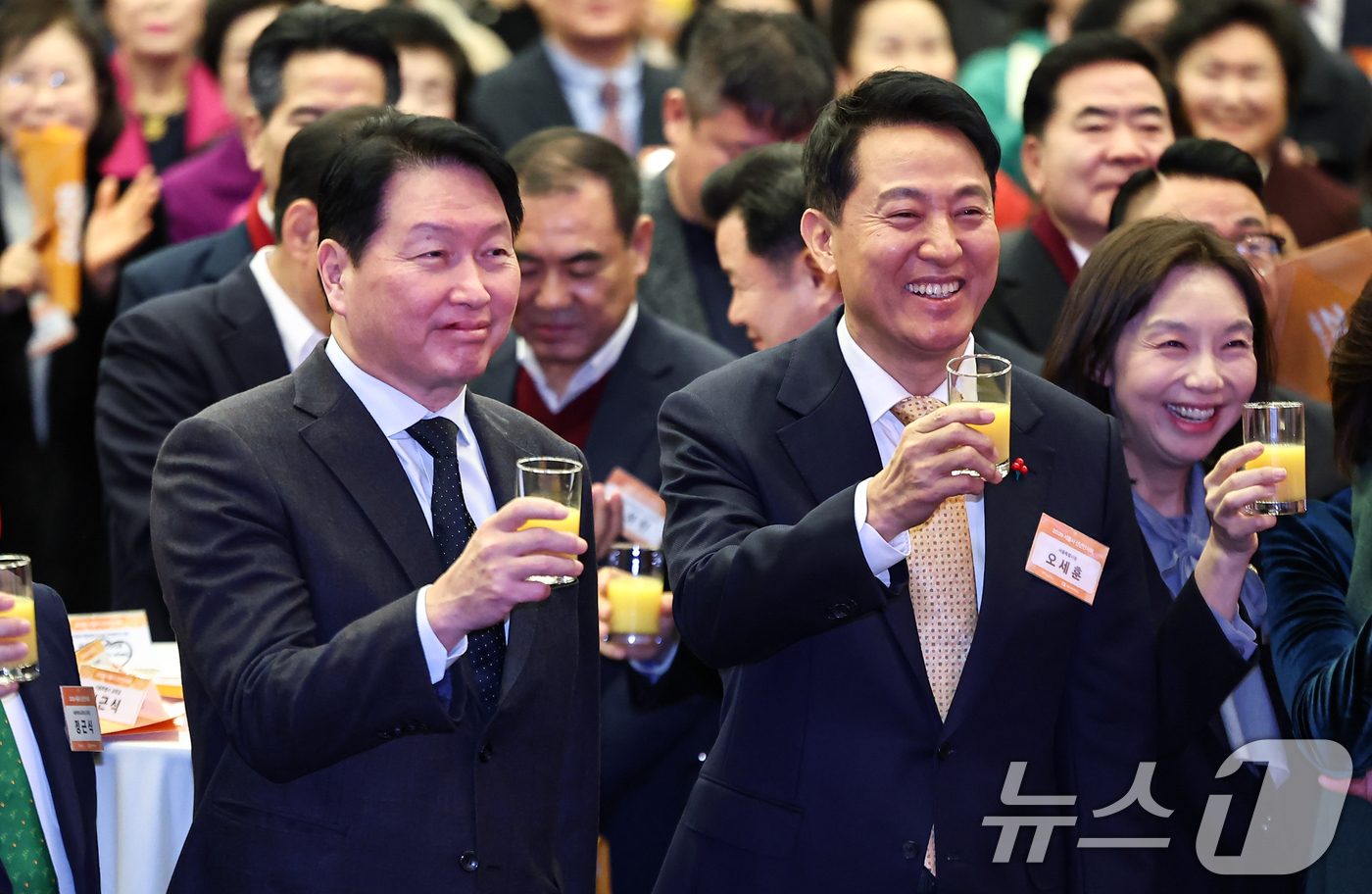 (서울=뉴스1) 김도우 기자 = 오세훈 서울시장과 최태원 대한상공회의소 회장이 7일 서울 중구 대한상공회의소에서 열린 2026 서울시 신년인사회에서 건배를 하고 있다. 2026.1 …
