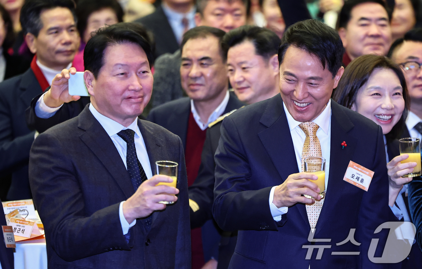 (서울=뉴스1) 김도우 기자 = 오세훈 서울시장과 최태원 대한상공회의소 회장이 7일 서울 중구 대한상공회의소에서 열린 2026 서울시 신년인사회에서 건배를 하고 있다. 2026.1 …