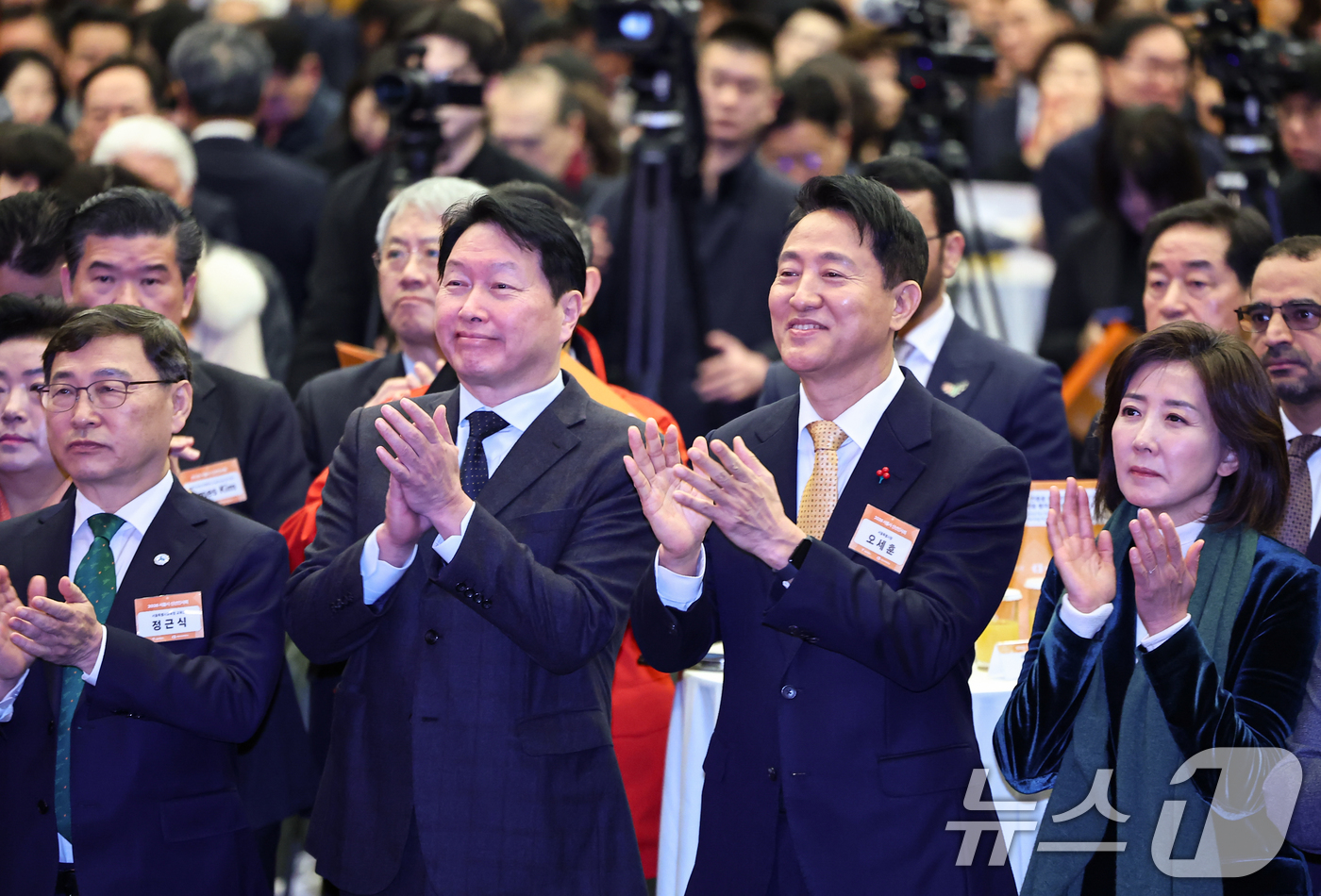 (서울=뉴스1) 김도우 기자 = 오세훈 서울시장과 최태원 대한상공회의소 회장을 비롯한 참석자들이 7일 서울 중구 대한상공회의소에서 열린 2026 서울시 신년인사회에서 손뼉을 치고 …