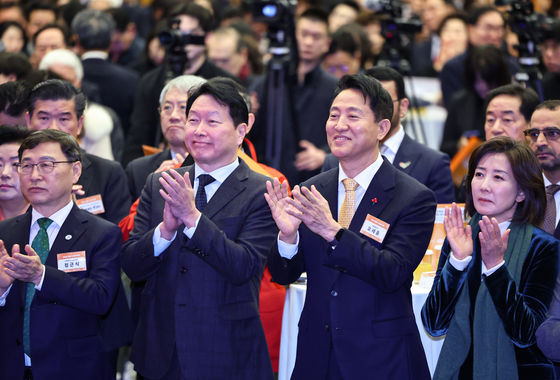 손뼉치는 오세훈 시장과 최태원 회장