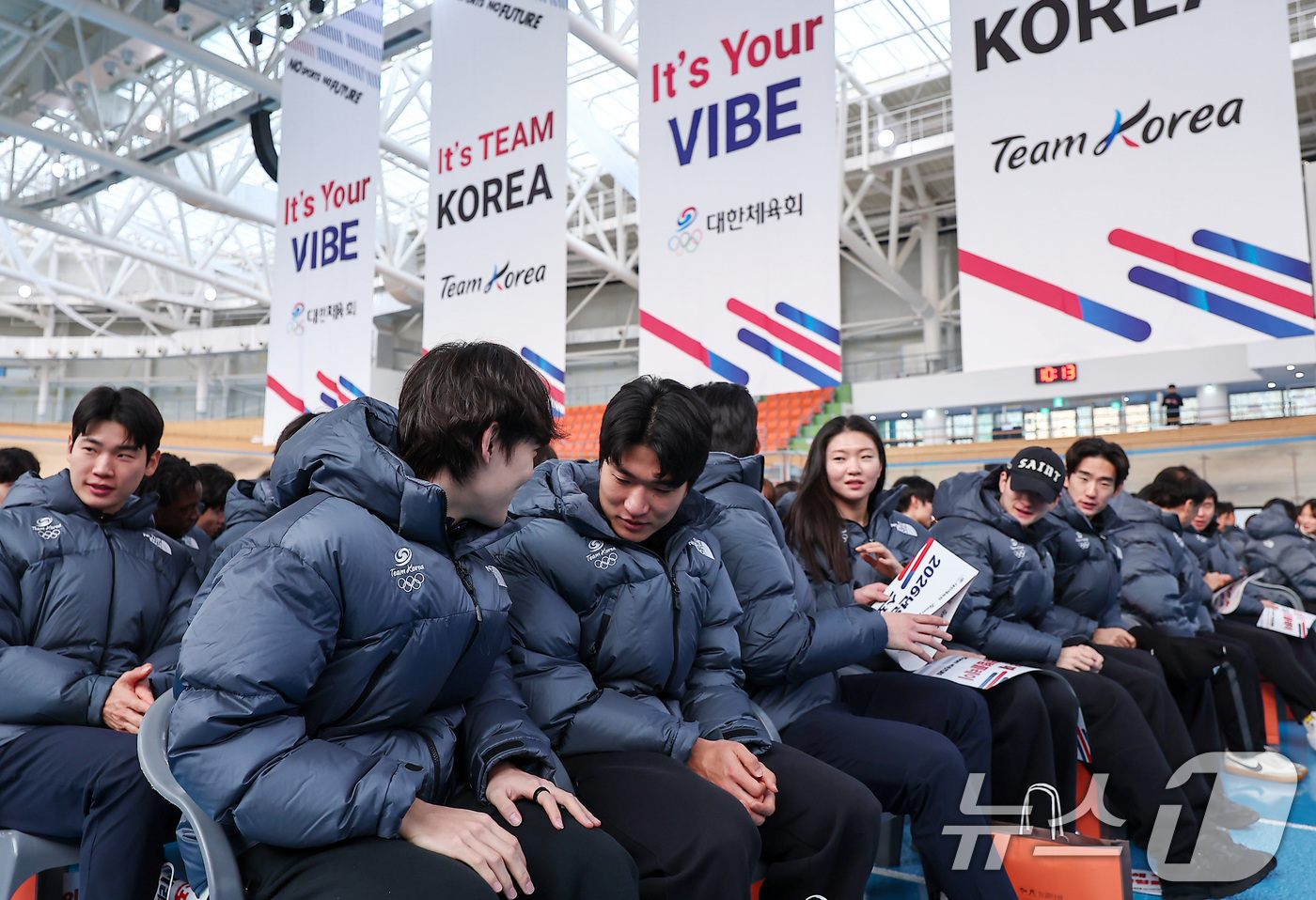 (진천=뉴스1) 김성진 기자 = 쇼트트랙 임종언과 심석희를 비롯한 선수들이 7일 충북 진천선수촌 벨로드롬에서 열린 2026 국가대표 훈련개시식에서 신년 인사를 하고 있다. 2026 …