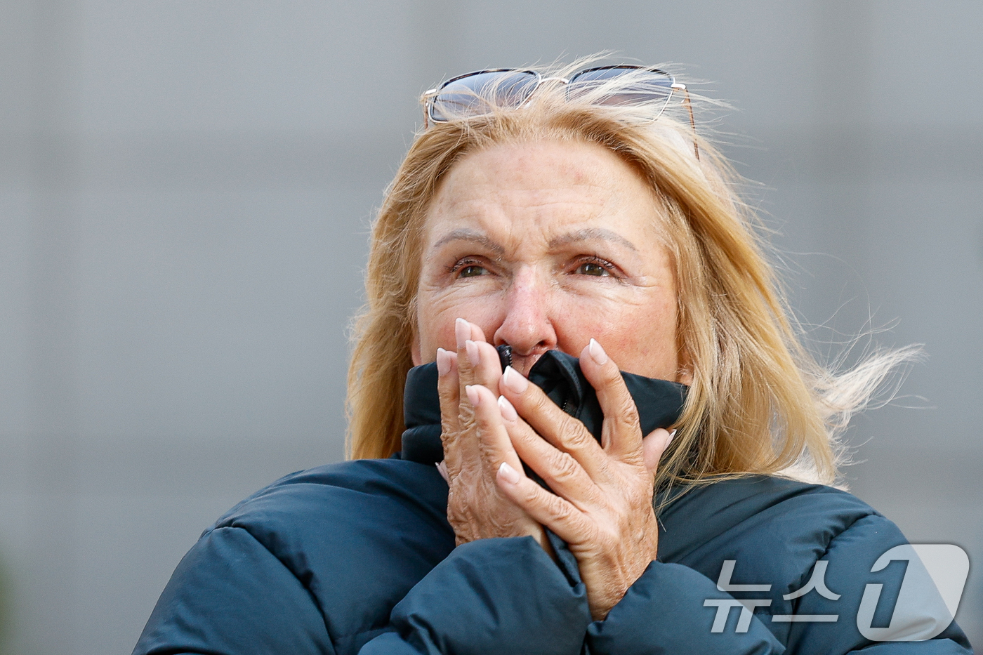 (서울=뉴스1) 안은나 기자 = 찬 바람이 부는 7일 서울 중구 명동 거리에서 외국인 관광객이 손과 외투로 입을 가리고 있다. 2026.1.7/뉴스1