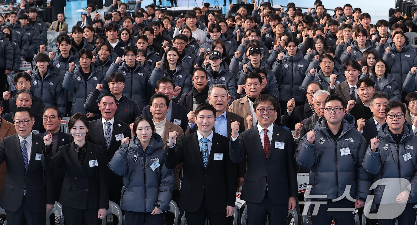 (진천=뉴스1) 김성진 기자 = 최휘영 문화체육관광부 장관, 유승민 대한체육회장, 쇼트트랙 최민정을 비롯한 선수단이 7일 충북 진천선수촌 벨로드롬에서 열린 2026 국가대표 훈련개 …