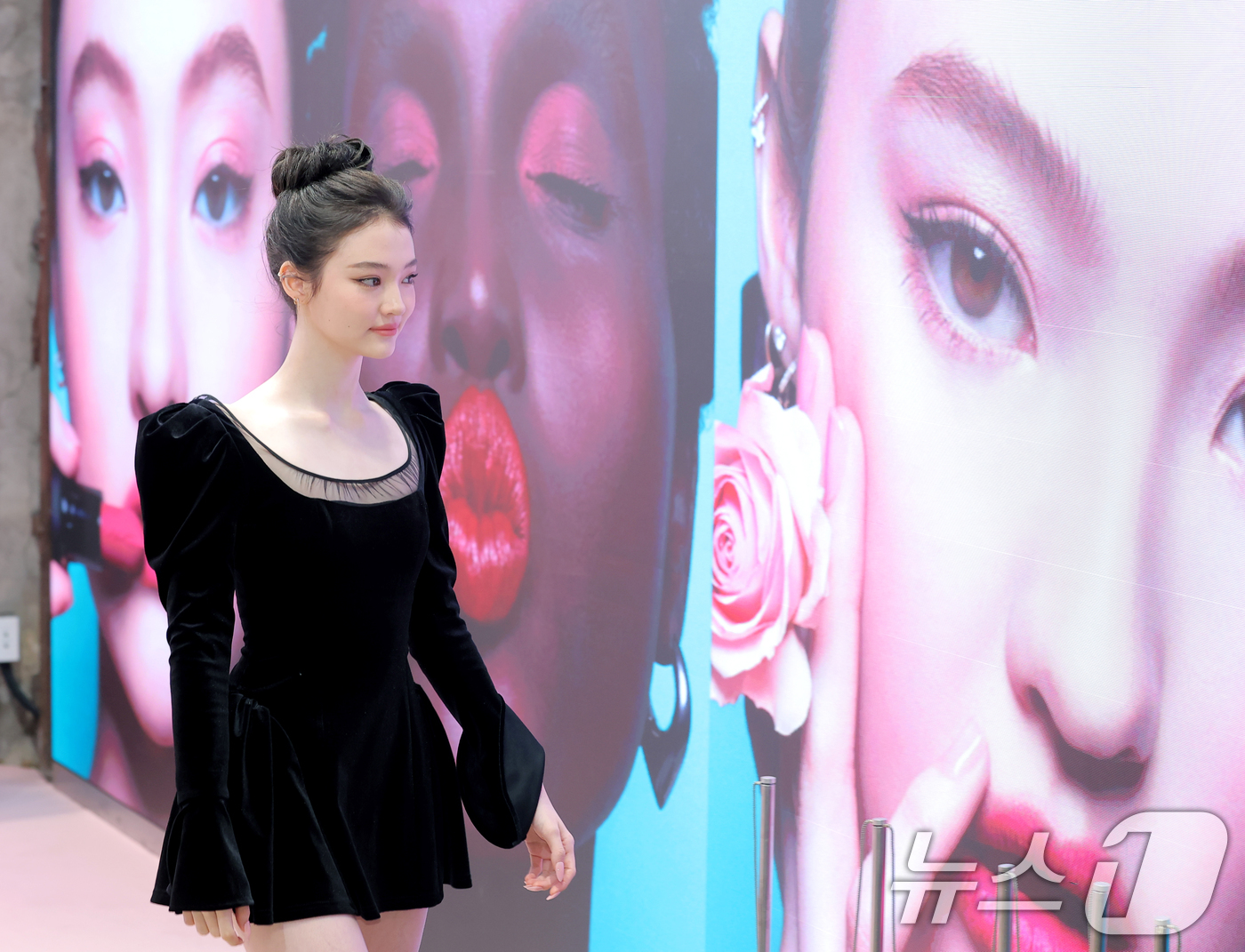 (서울=뉴스1) 권현진 기자 = 미야오 엘라가 7일 서울 성동구 무신사 스토어 성수 대림창고에서 열린 뷰티 브랜드 '맥, NEW 파우더 키스 컬렉션' 팝업 행사에 참석하고 있다. …