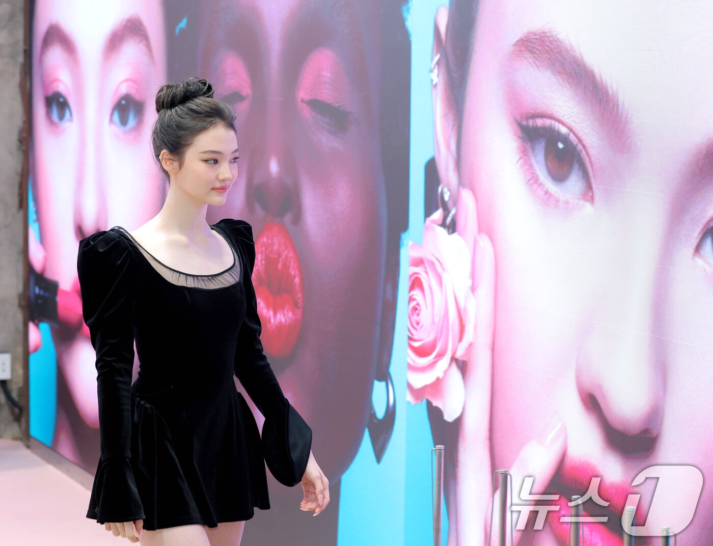 본문 이미지 - 미야오 엘라가 7일 서울 성동구 무신사 스토어 성수 대림창고에서 열린 뷰티 브랜드 '맥, NEW 파우더 키스 컬렉션' 팝업 행사에 참석하고 있다.  ⓒ News1 권현진 기자