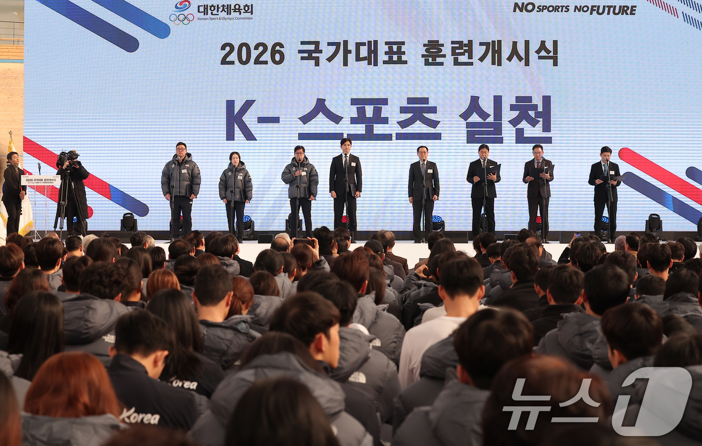(진천=뉴스1) 김성진 기자 = 7일 충북 진천선수촌에서 열린 2026 국가대표 훈련개시식에서 유승민 대한체육회장(오른쪽)과 쇼트트랙 최민정, 양궁 김우진, 김성진 근대5종 감독을 …