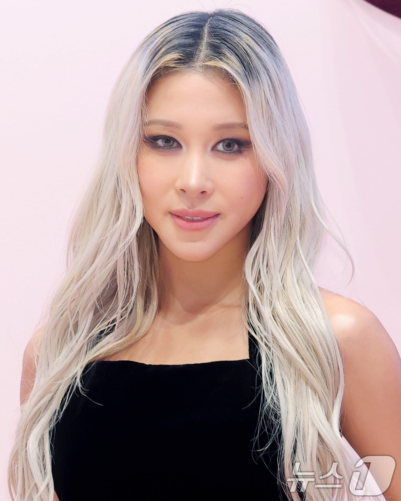 본문 이미지 - 우주소녀 다영이 7일 서울 성동구 무신사 스토어 성수 대림창고에서 열린 뷰티 브랜드 '맥, NEW 파우더 키스 컬렉션' 팝업 행사에 참석해 포즈를 취하고 있다.  ⓒ News1 권현진 기자