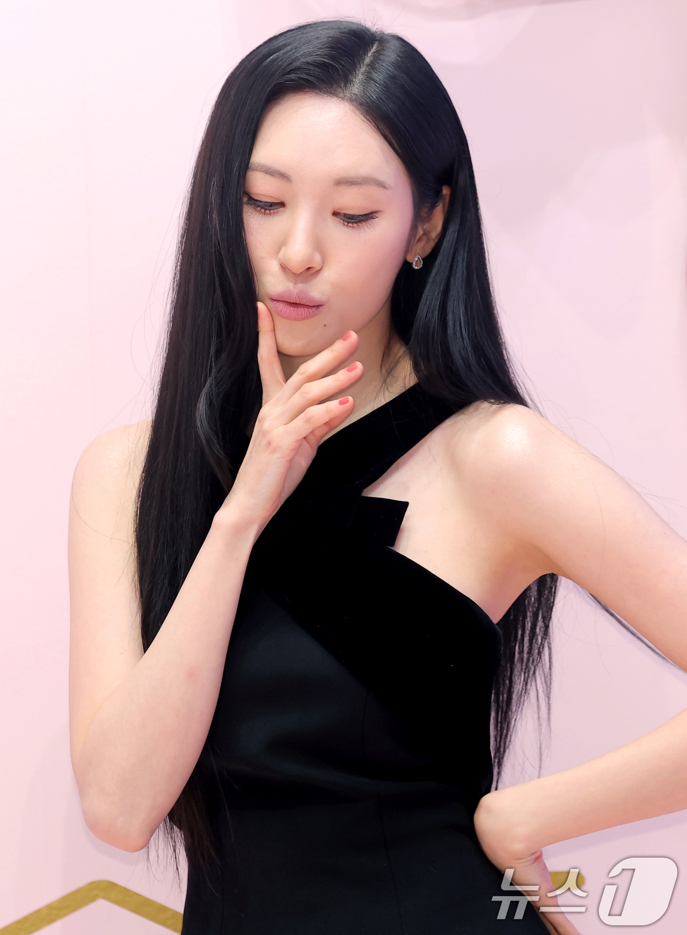 (서울=뉴스1) 권현진 기자 = 가수 선미가 7일 서울 성동구 무신사 스토어 성수 대림창고에서 열린 뷰티 브랜드 '맥, NEW 파우더 키스 컬렉션' 팝업 행사에 참석해 포즈를 취하 …