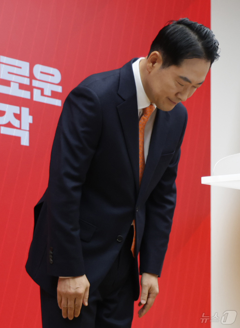 (서울=뉴스1) 이승배 기자 = 장동혁 국민의힘 대표가 7일 오전 서울 여의도 중앙당사에서 당 쇄신안을 발표와 12.3 비상계엄에 대한 사과를 마친 뒤 인사하고 있다. (공동취재) …