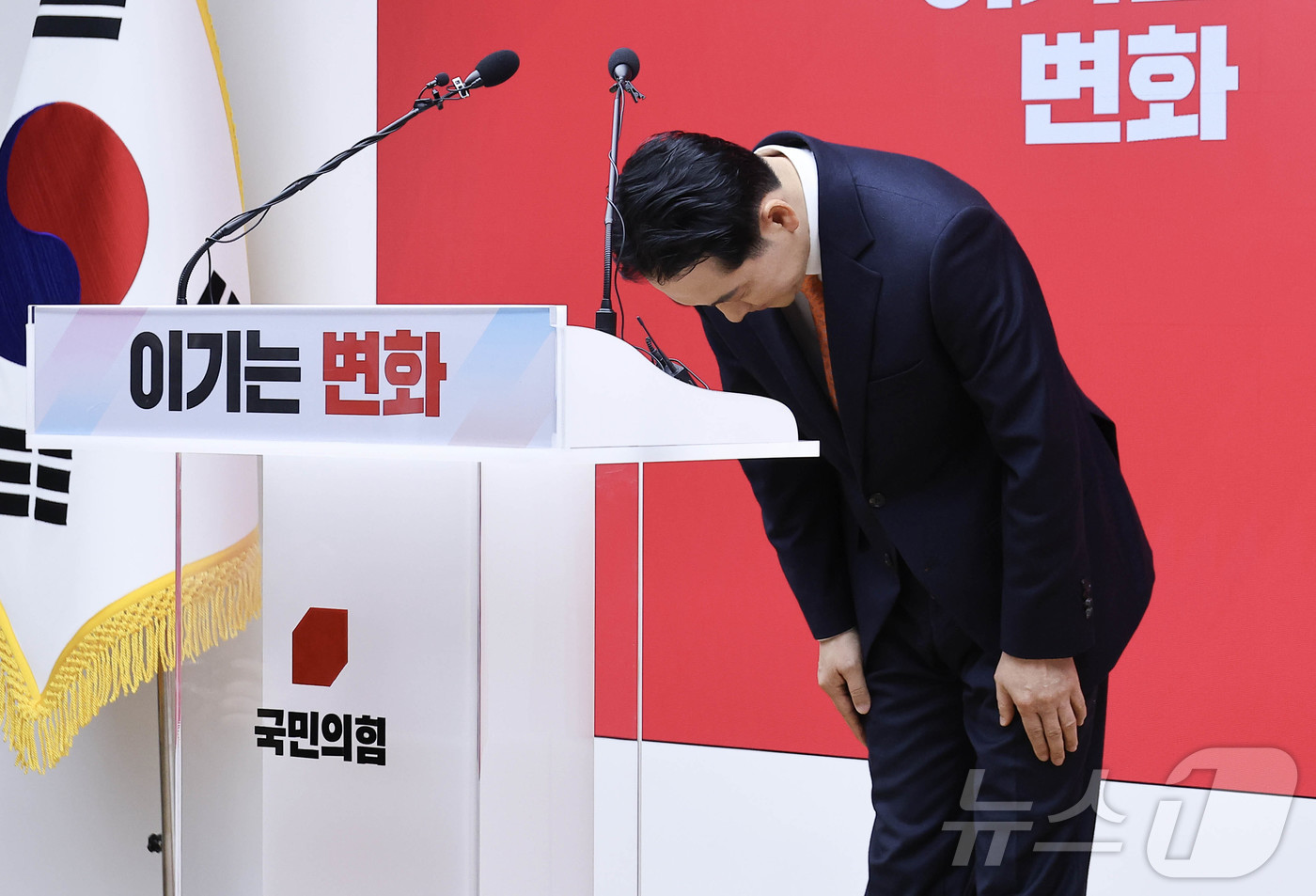 (서울=뉴스1) 이승배 기자 = 장동혁 국민의힘 대표가 7일 서울 여의도 중앙당사에서 열린 긴급기자회견에서 당 쇄신안 등을 발표한 뒤 고개 숙여 인사하고 있다. (공동취재) 202 …