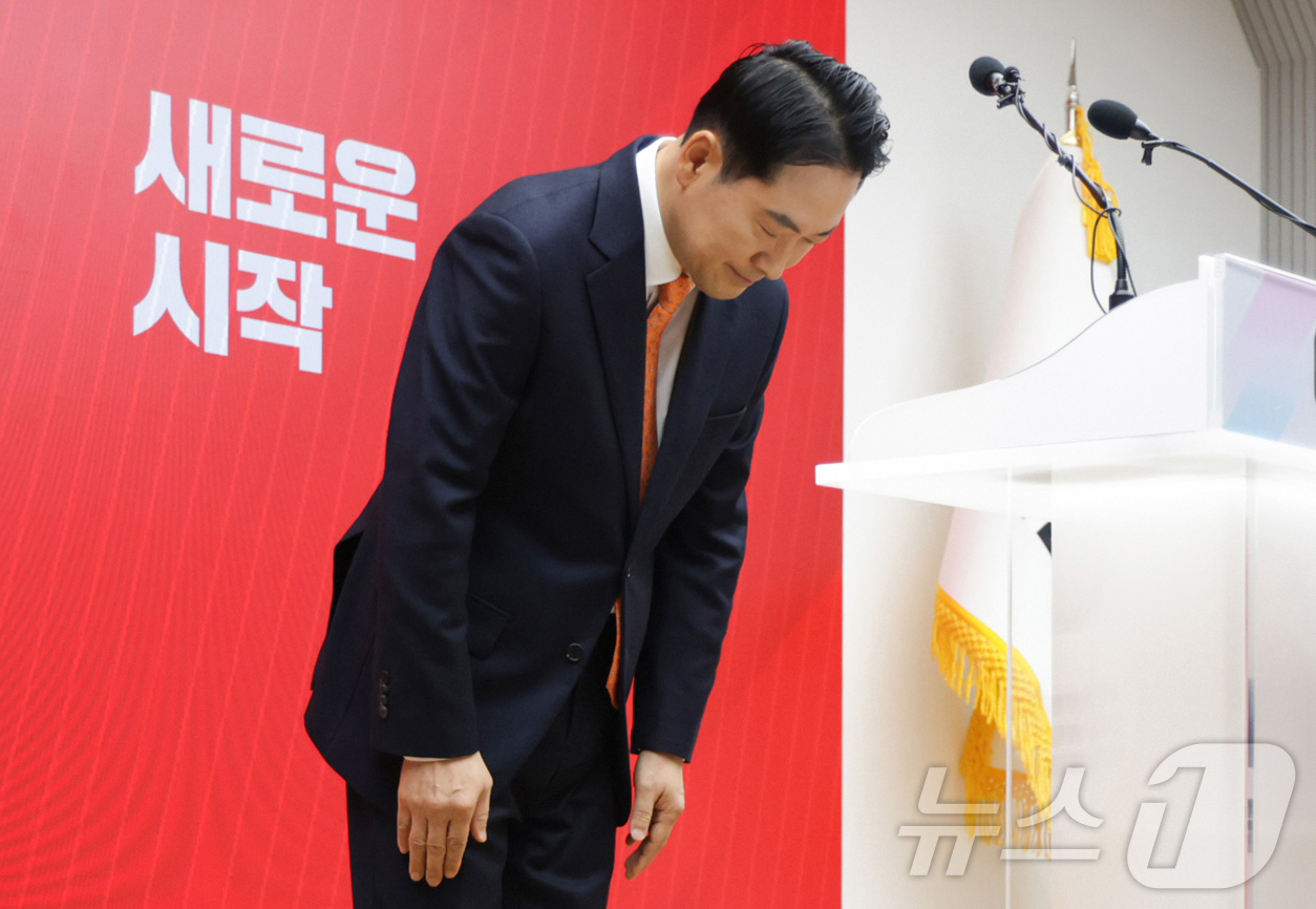 (서울=뉴스1) 이승배 기자 = 장동혁 국민의힘 대표가 7일 오전 서울 여의도 중앙당사에서 당 쇄신안을 발표와 12.3 비상계엄에 대한 사과를 마친 뒤 인사하고 있다. (공동취재) …