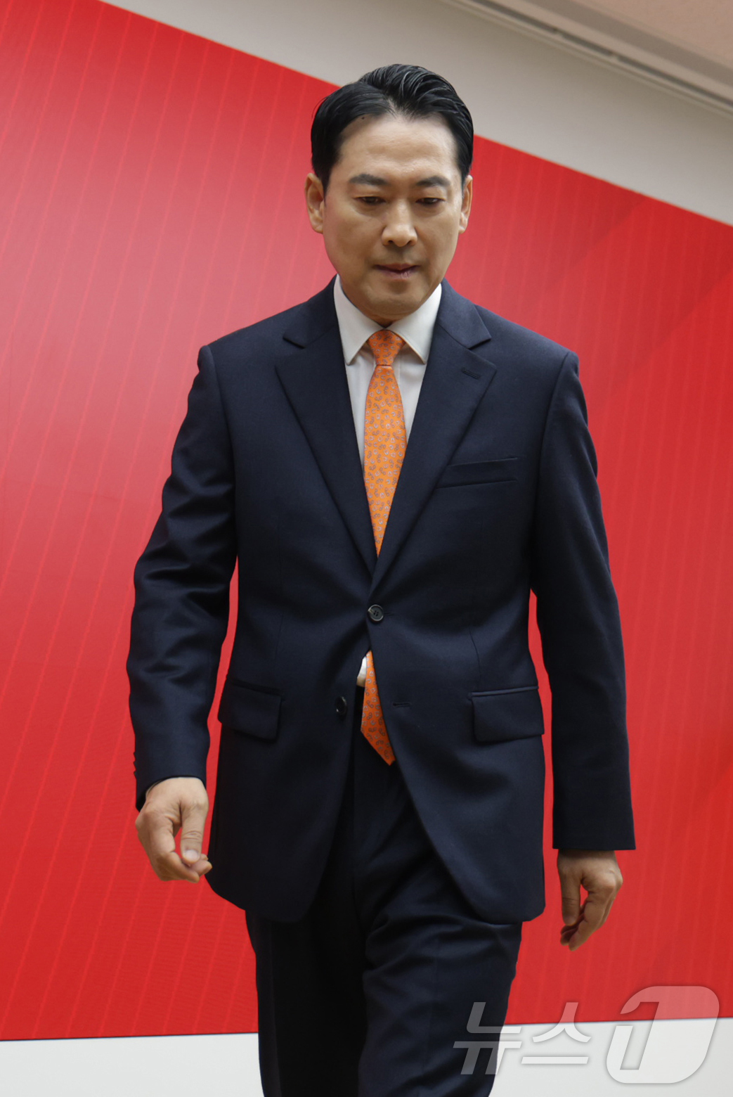 (서울=뉴스1) 이승배 기자 = 장동혁 국민의힘 대표가 7일 오전 서울 여의도 중앙당사에서 당 쇄신안을 발표와 12.3 비상계엄에 대한 사과를 마친 뒤 퇴장하고 있다. (공동취재) …