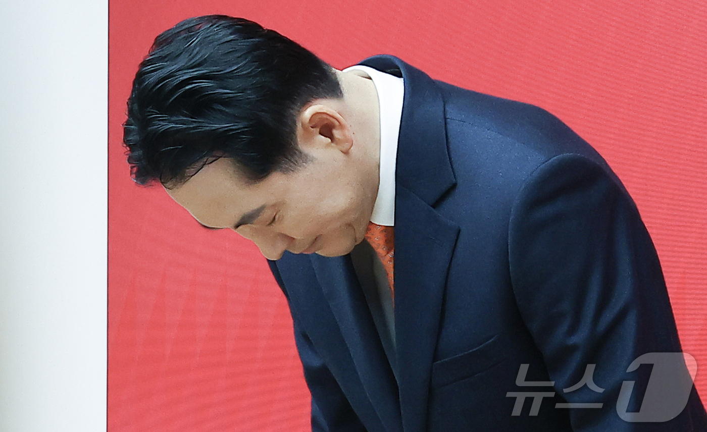 (서울=뉴스1) 이승배 기자 = 장동혁 국민의힘 대표가 7일 서울 여의도 중앙당사에서 열린 긴급기자회견에서 당 쇄신안 등을 발표한 뒤 고개 숙여 인사하고 있다. (공동취재) 202 …