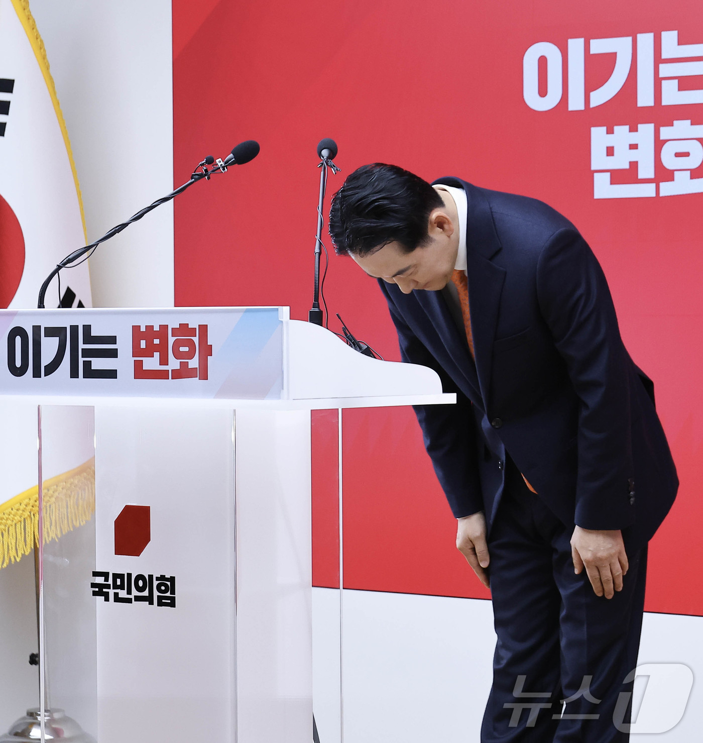 (서울=뉴스1) 이승배 기자 = 장동혁 국민의힘 대표가 7일 서울 여의도 중앙당사에서 열린 긴급기자회견에서 당 쇄신안 등을 발표한 뒤 고개 숙여 인사하고 있다. (공동취재) 202 …