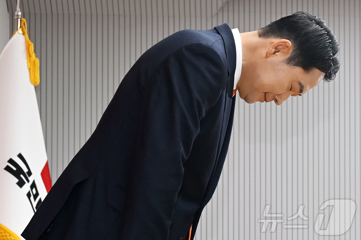 (서울=뉴스1) 이승배 기자 = 장동혁 국민의힘 대표가 7일 여의도 당사에서 열린 긴급기자회견에서 당 쇄신 방안 등을 발표하기 앞서 인사하고 있다. (공동취재) 2026.1.7/뉴 …