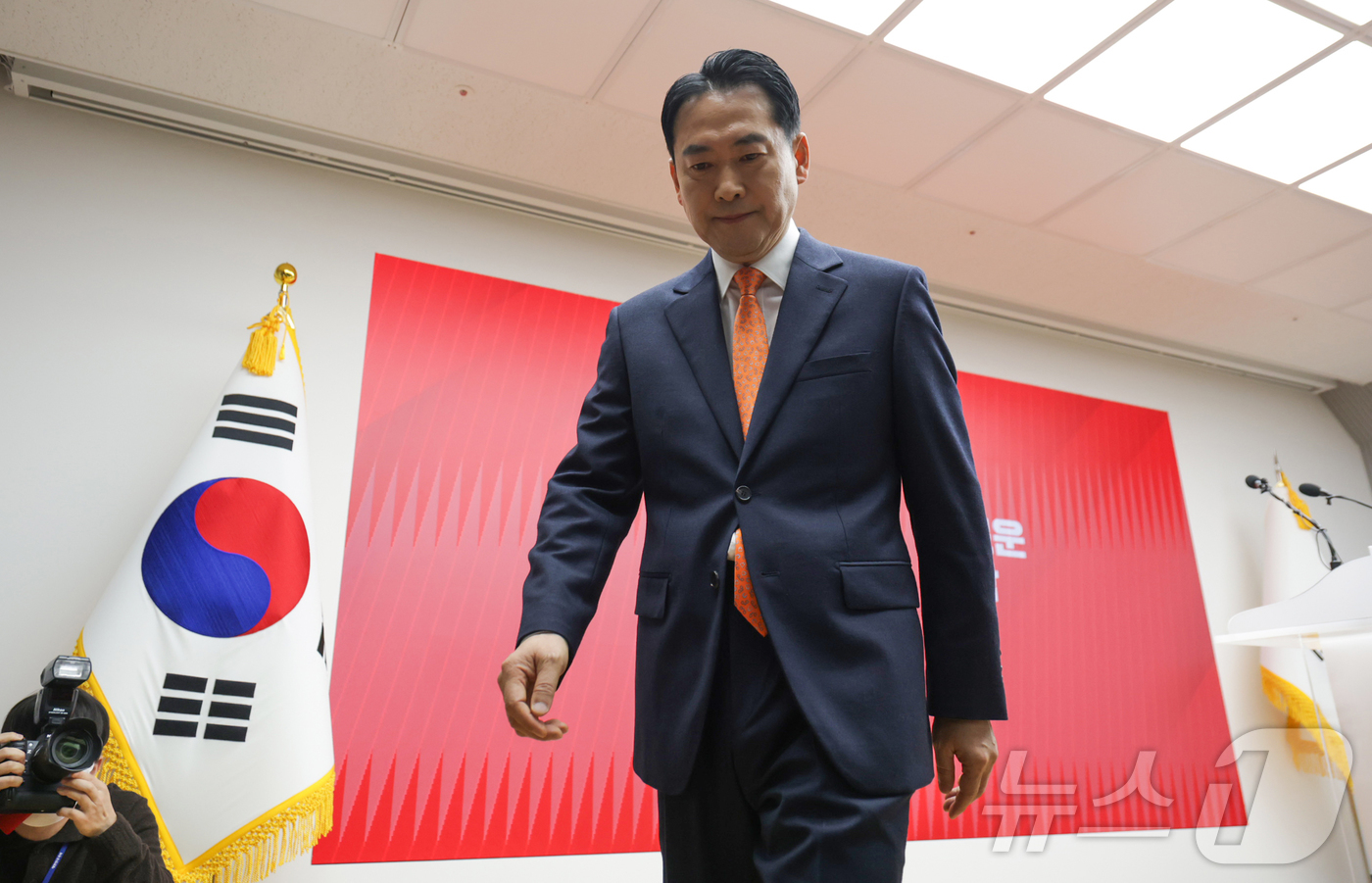 (서울=뉴스1) 이승배 기자 = 장동혁 국민의힘 대표가 7일 오전 서울 여의도 중앙당사에서 당 쇄신안을 발표와 12.3 비상계엄에 대한 사과를 마친 뒤 퇴장하고 있다. (공동취재) …