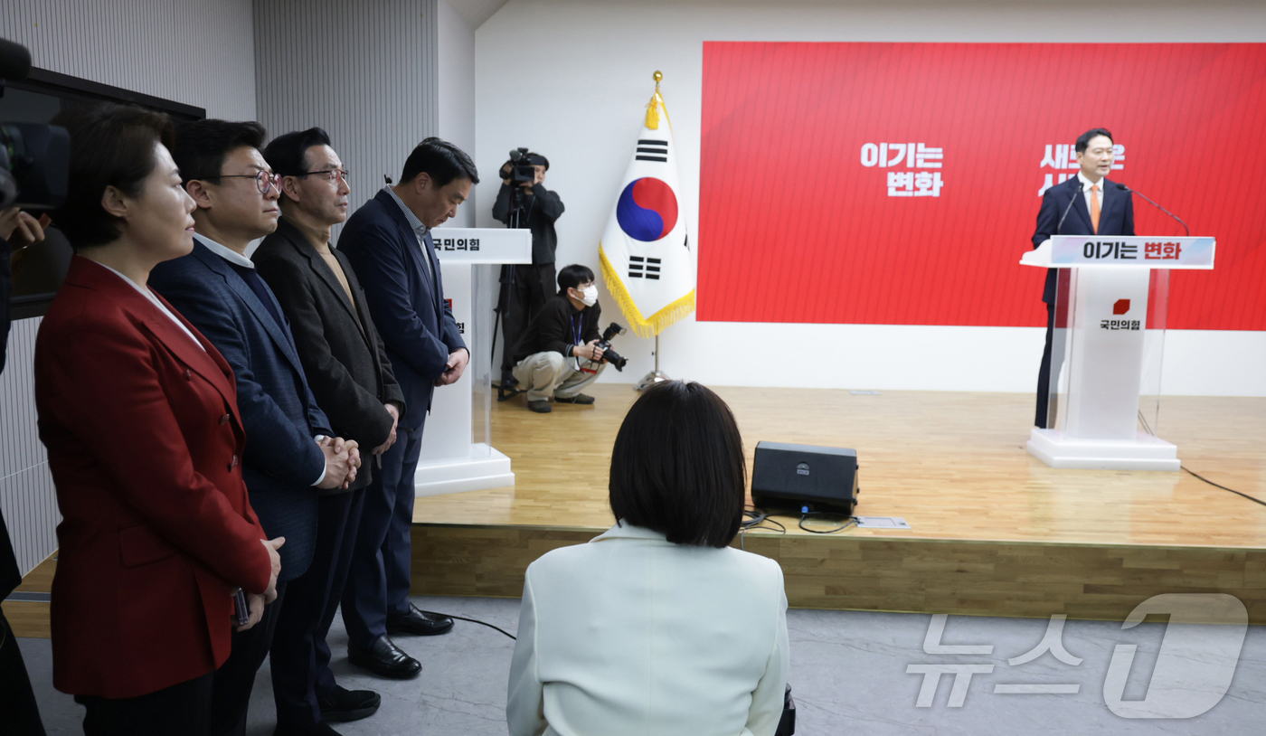 (서울=뉴스1) 이승배 기자 = 장동혁 국민의힘 대표가 7일 오전 서울 여의도 중앙당사에서 당 쇄신안을 발표하며 12.3 비상계엄에 대해 사과하고 있다. (공동취재) 2026.1. …