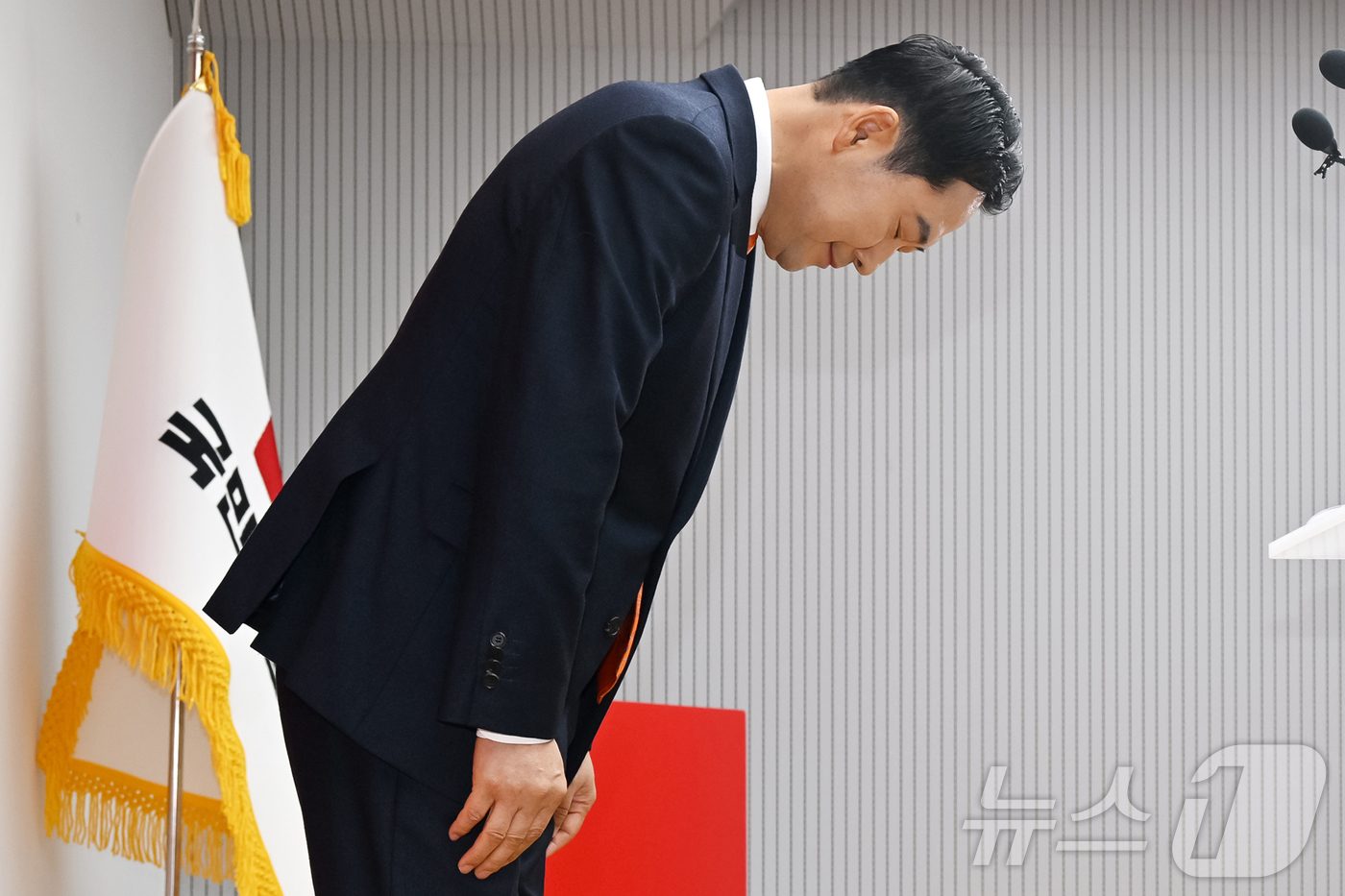 (서울=뉴스1) 이승배 기자 = 장동혁 국민의힘 대표가 7일 여의도 당사에서 열린 긴급기자회견에서 당 쇄신 방안 등을 발표하기 앞서 인사하고 있다. (공동취재) 2026.1.7/뉴 …