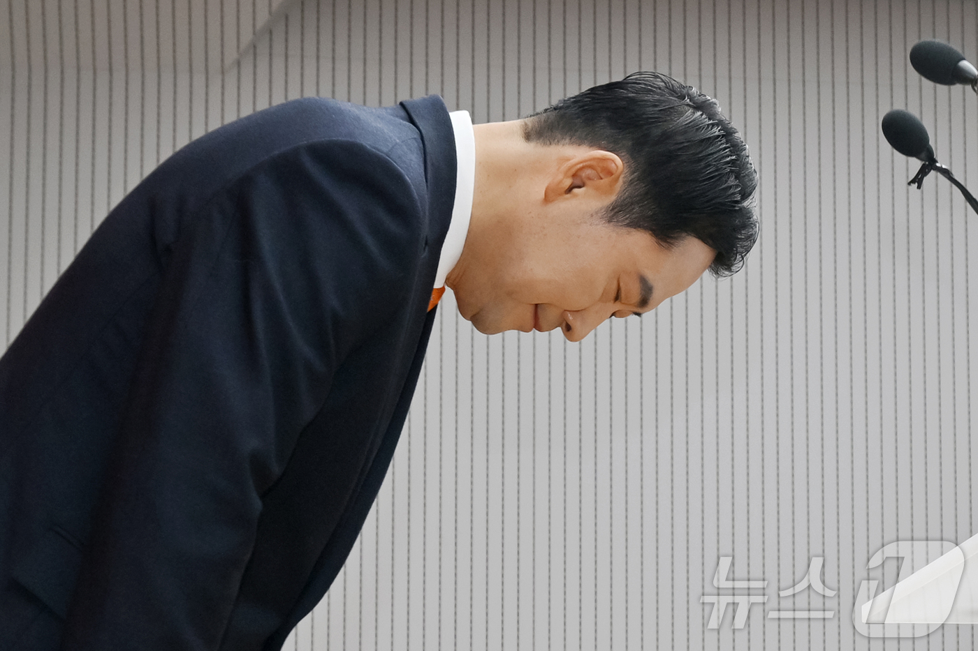 (서울=뉴스1) 이승배 기자 = 장동혁 국민의힘 대표가 7일 여의도 당사에서 열린 긴급기자회견에서 당 쇄신 방안 등을 발표하기 앞서 인사하고 있다. (공동취재) 2026.1.7/뉴 …