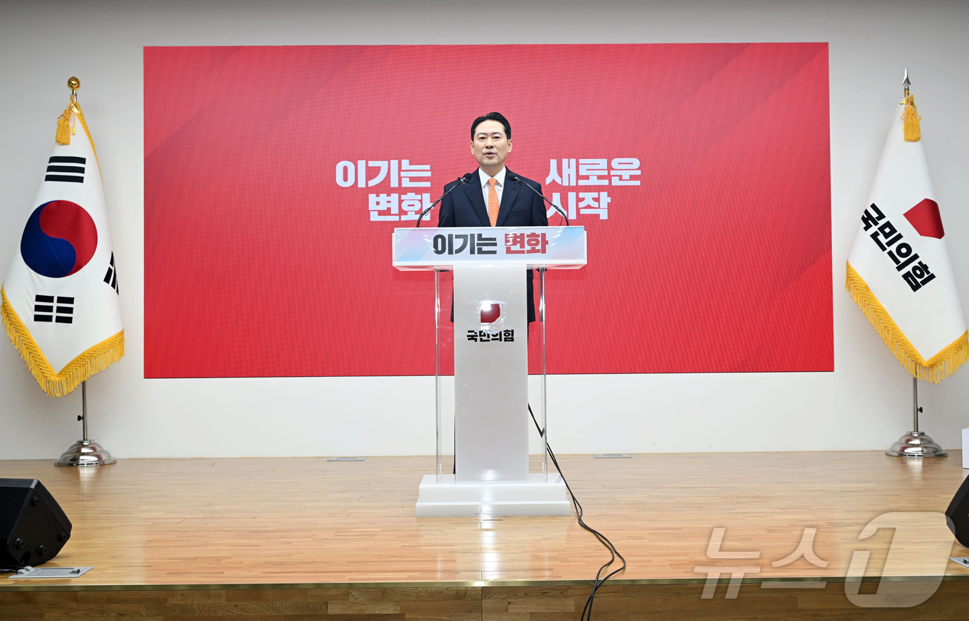 (서울=뉴스1) 이승배 기자 = 장동혁 국민의힘 대표가 7일 서울 여의도 중앙당사에서 열린 긴급기자회견에서 당 쇄신안 등을 발표하고 있다. (공동취재) 2026.1.7/뉴스1