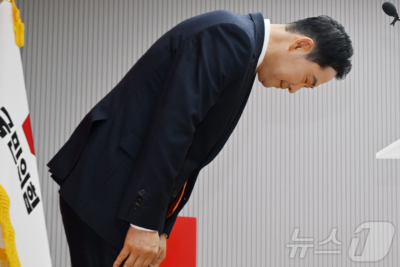 (서울=뉴스1) 이승배 기자 = 장동혁 국민의힘 대표가 7일 여의도 당사에서 열린 긴급기자회견에서 당 쇄신 방안 등을 발표하기 앞서 인사하고 있다. (공동취재) 2026.1.7/뉴 …