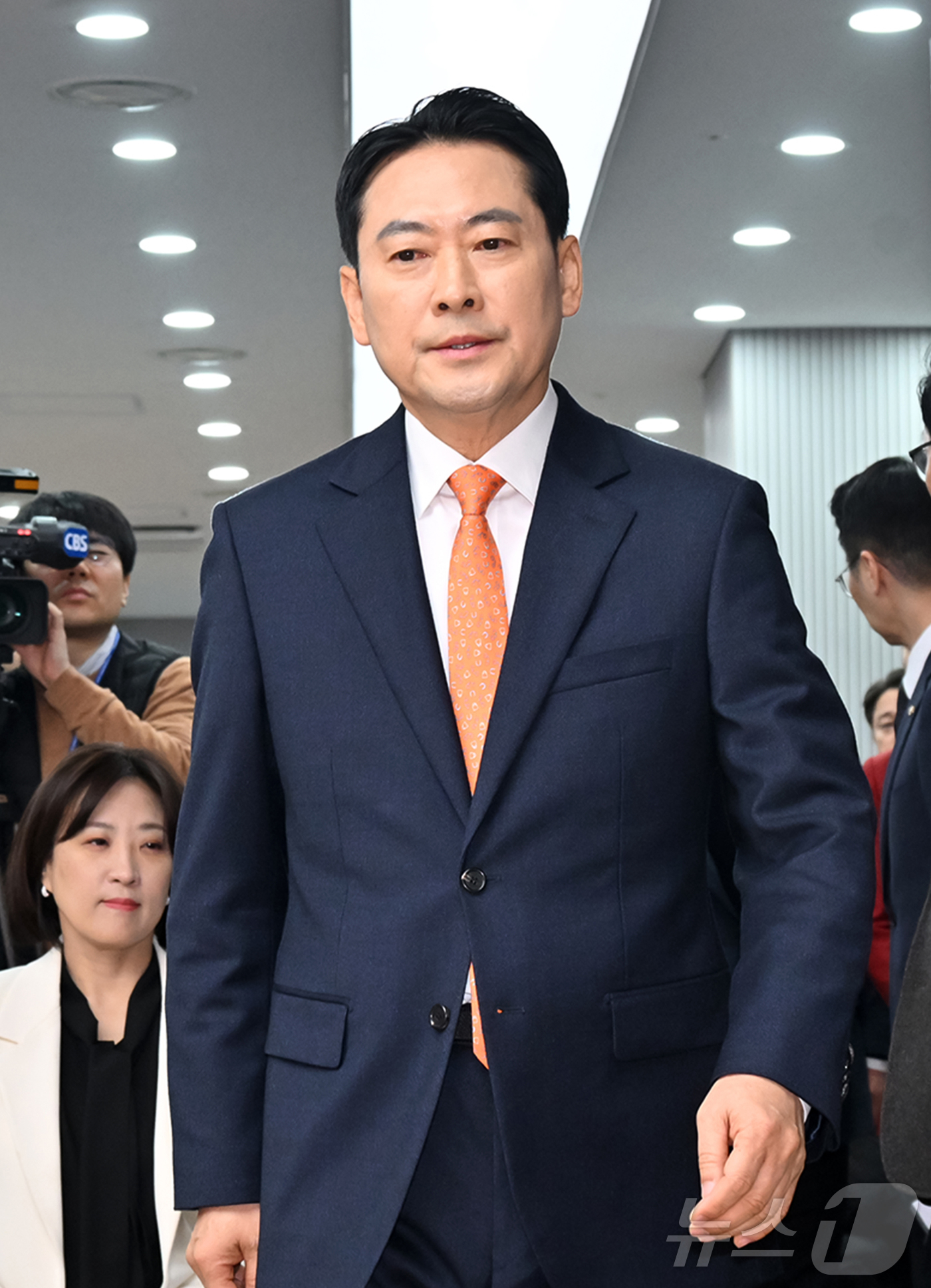 (서울=뉴스1) 이승배 기자 = 장동혁 국민의힘 대표가 7일 여의도 당사에서 열린 기자회견에서 당 쇄신 방안 등을 발표하기 위해 단상에 오르고 있다. (공동취재) 2026.1.7/ …