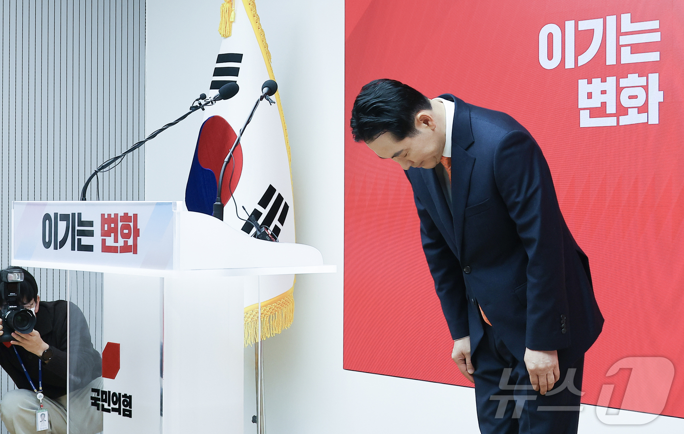 (서울=뉴스1) 이승배 기자 = 장동혁 국민의힘 대표가 7일 서울 여의도 중앙당사에서 열린 긴급기자회견에서 당 쇄신안 등을 발표한 뒤 고개 숙여 인사하고 있다. (공동취재) 202 …