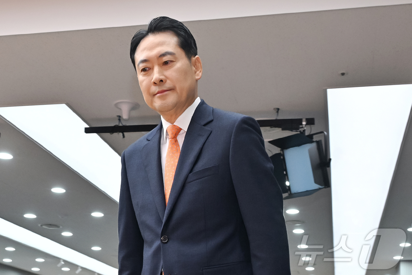 (서울=뉴스1) 이승배 기자 = 장동혁 국민의힘 대표가 7일 여의도 당사에서 열린 기자회견에서 당 쇄신 방안 등을 발표하기 위해 단상에 오르고 있다. (공동취재) 2026.1.7/ …