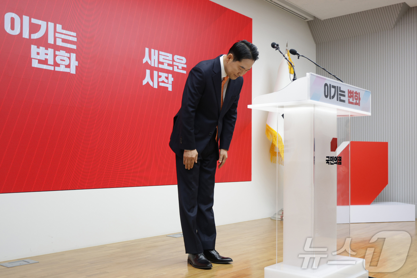 (서울=뉴스1) 이승배 기자 = 장동혁 국민의힘 대표가 7일 오전 서울 여의도 중앙당사에서 당 쇄신안을 발표와 12.3 비상계엄에 대한 사과를 마친 뒤 인사하고 있다. (공동취재) …