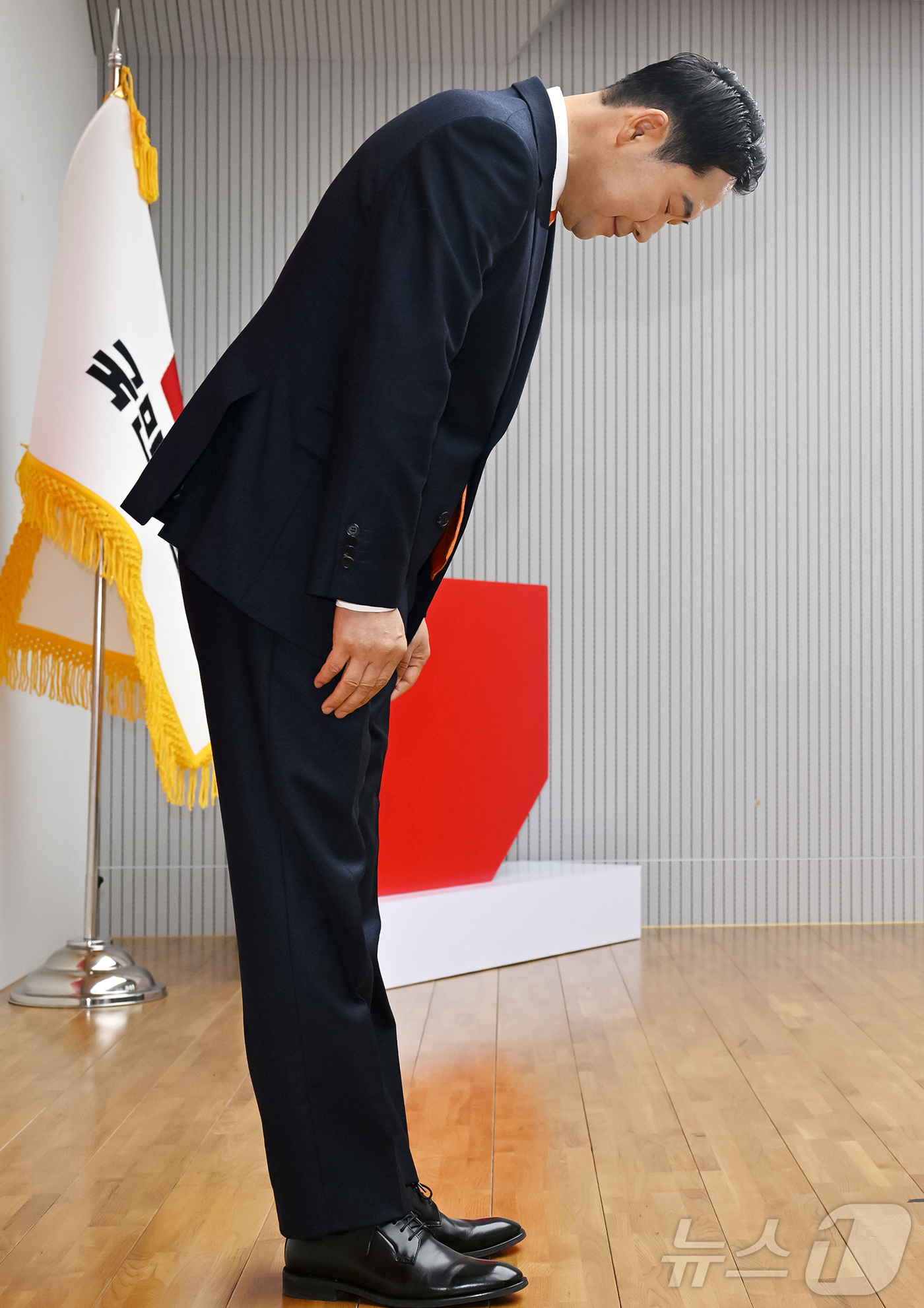 (서울=뉴스1) 이승배 기자 = 장동혁 국민의힘 대표가 7일 여의도 당사에서 열린 긴급기자회견에서 당 쇄신 방안 등을 발표하기 앞서 인사하고 있다. (공동취재) 2026.1.7/뉴 …