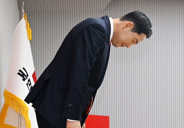 고개숙여 인사하는 장동혁