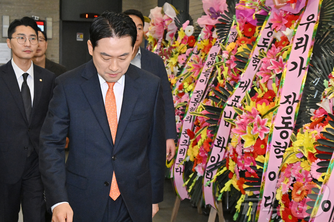 (서울=뉴스1) 이승배 기자 = 장동혁 국민의힘 대표가 7일 서울 여의도 중앙당사에서 열린 긴급기자회견을 마치고 자리를 떠나고 있다. (공동취재) 2026.1.7/뉴스1