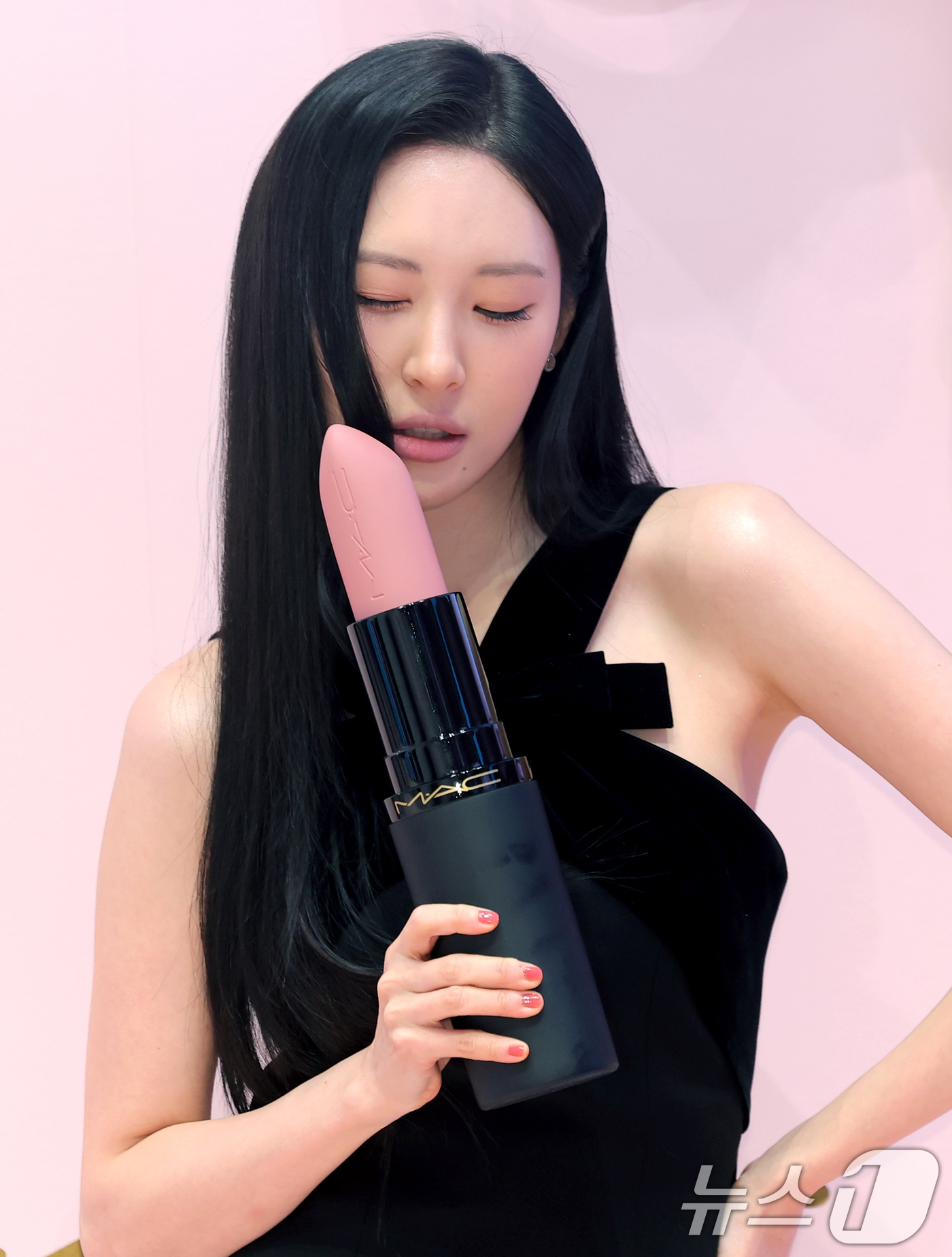 (서울=뉴스1) 권현진 기자 = 가수 선미가 7일 서울 성동구 무신사 스토어 성수 대림창고에서 열린 뷰티 브랜드 '맥, NEW 파우더 키스 컬렉션' 팝업 행사에 참석해 포즈를 취하 …