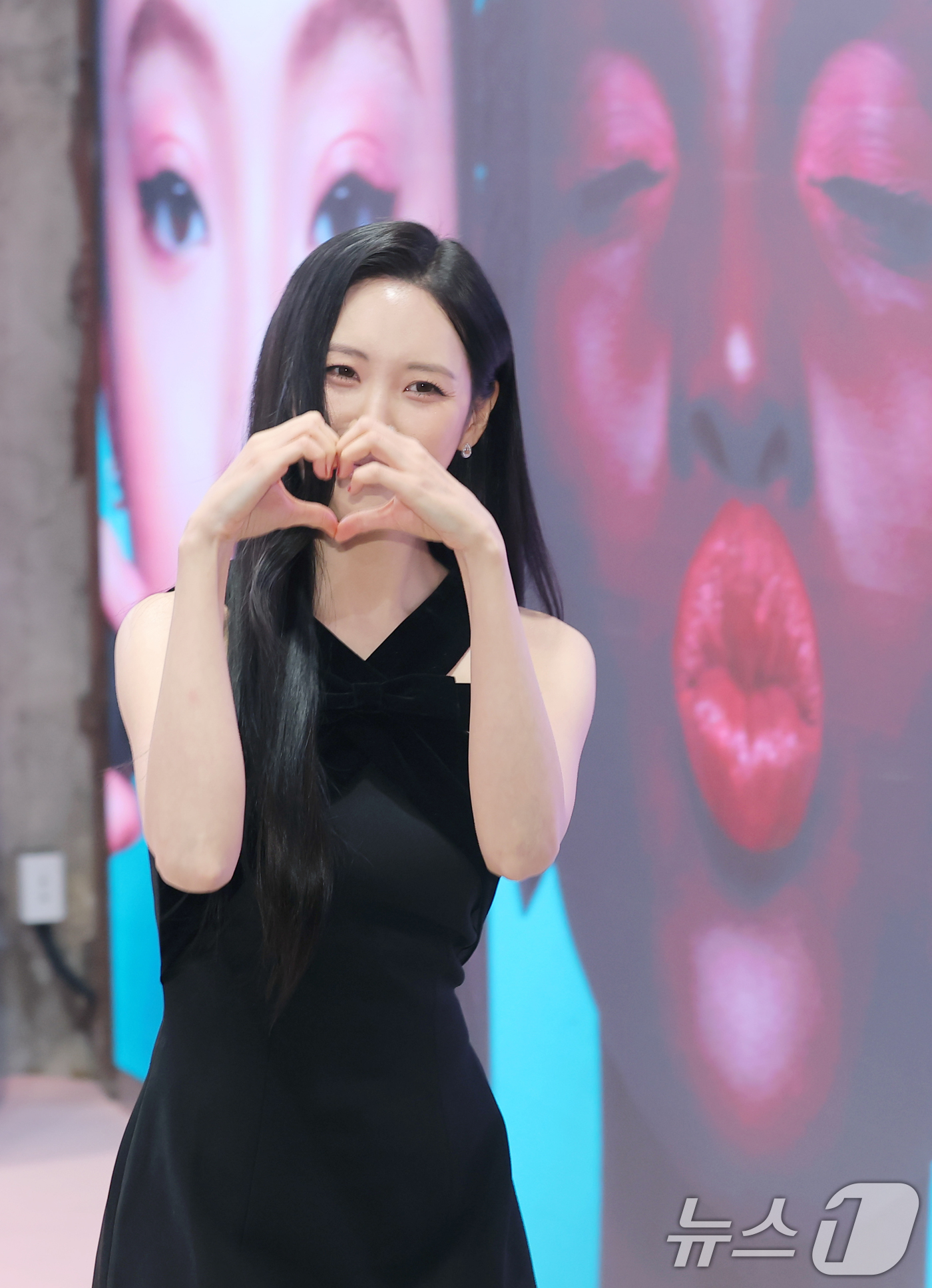 (서울=뉴스1) 권현진 기자 = 가수 선미가 7일 서울 성동구 무신사 스토어 성수 대림창고에서 열린 뷰티 브랜드 '맥, NEW 파우더 키스 컬렉션' 팝업 행사에 참석해 하트와 함께 …