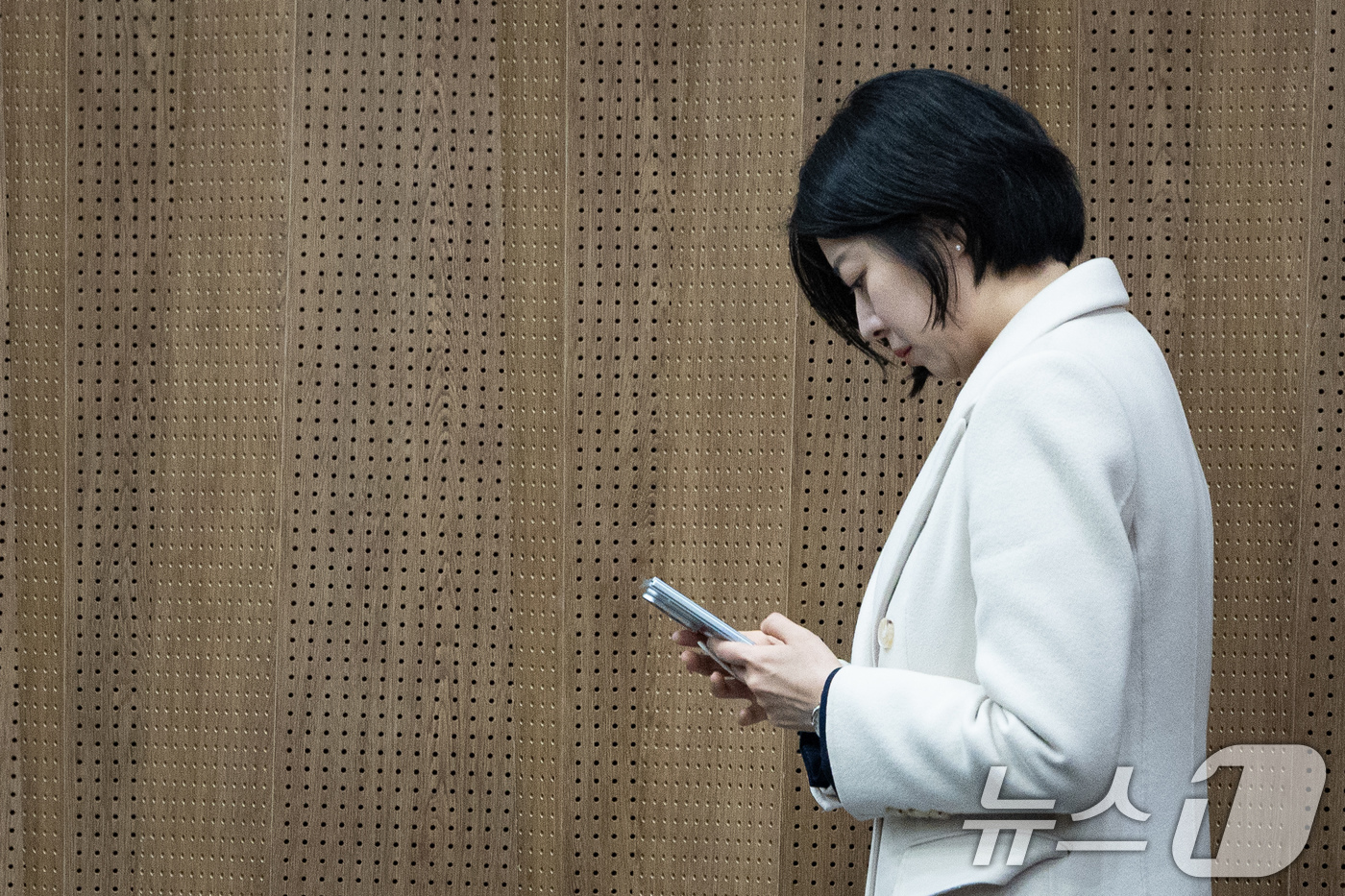 (서울=뉴스1) 유승관 기자 = 배현진 국민의힘 의원이 7일 서울 여의도 국회 소통관에서 휴대전화를 바라보고 있다. 2026.1.7/뉴스1