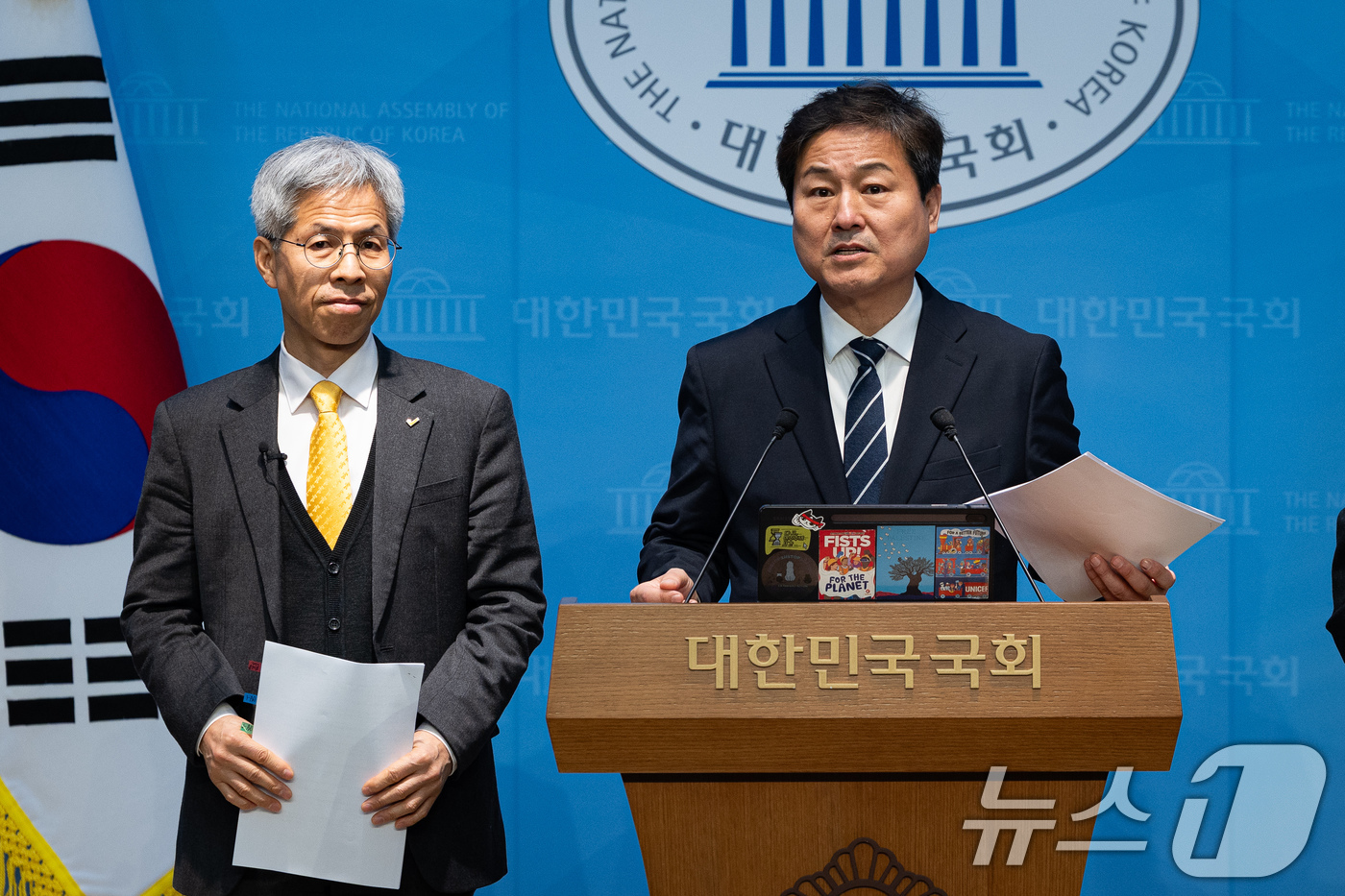 (서울=뉴스1) 유승관 기자 = 김영배 더불어민주당 의원과 권영국 정의당 대표가 7일 서울 여의도 국회 소통관에서 쿠팡 내부 감시 시스템(ICFR) 붕괴 고발 및 금감원 특별감리 …