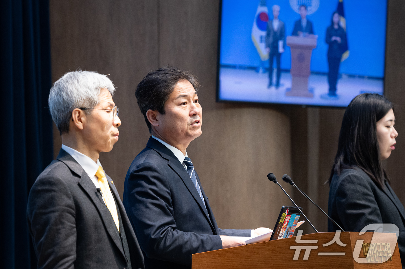 (서울=뉴스1) 유승관 기자 = 김영배 더불어민주당 의원과 권영국 정의당 대표가 7일 서울 여의도 국회 소통관에서 쿠팡 내부 감시 시스템(ICFR) 붕괴 고발 및 금감원 특별감리 …