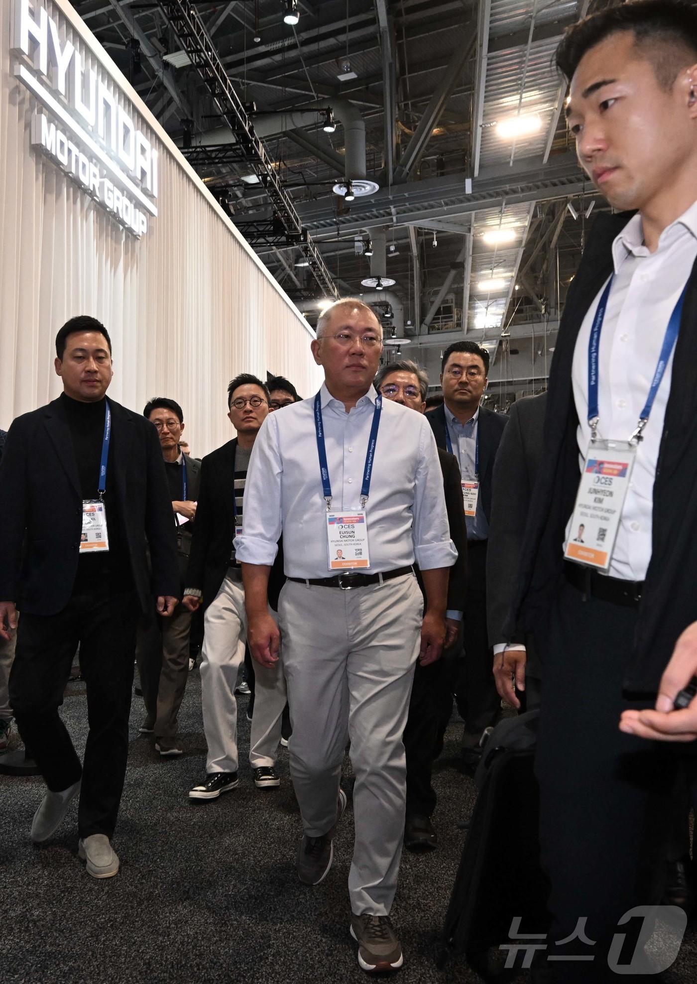 (라스베이거스=뉴스1) 황기선 기자 = 정의선 현대차그룹 회장이 세계 최대 가전·정보기술(IT) 전시회 'CES 2026'가 개막한 6일(현지시간) 미국 네바다주 라스베이거스 컨벤 …